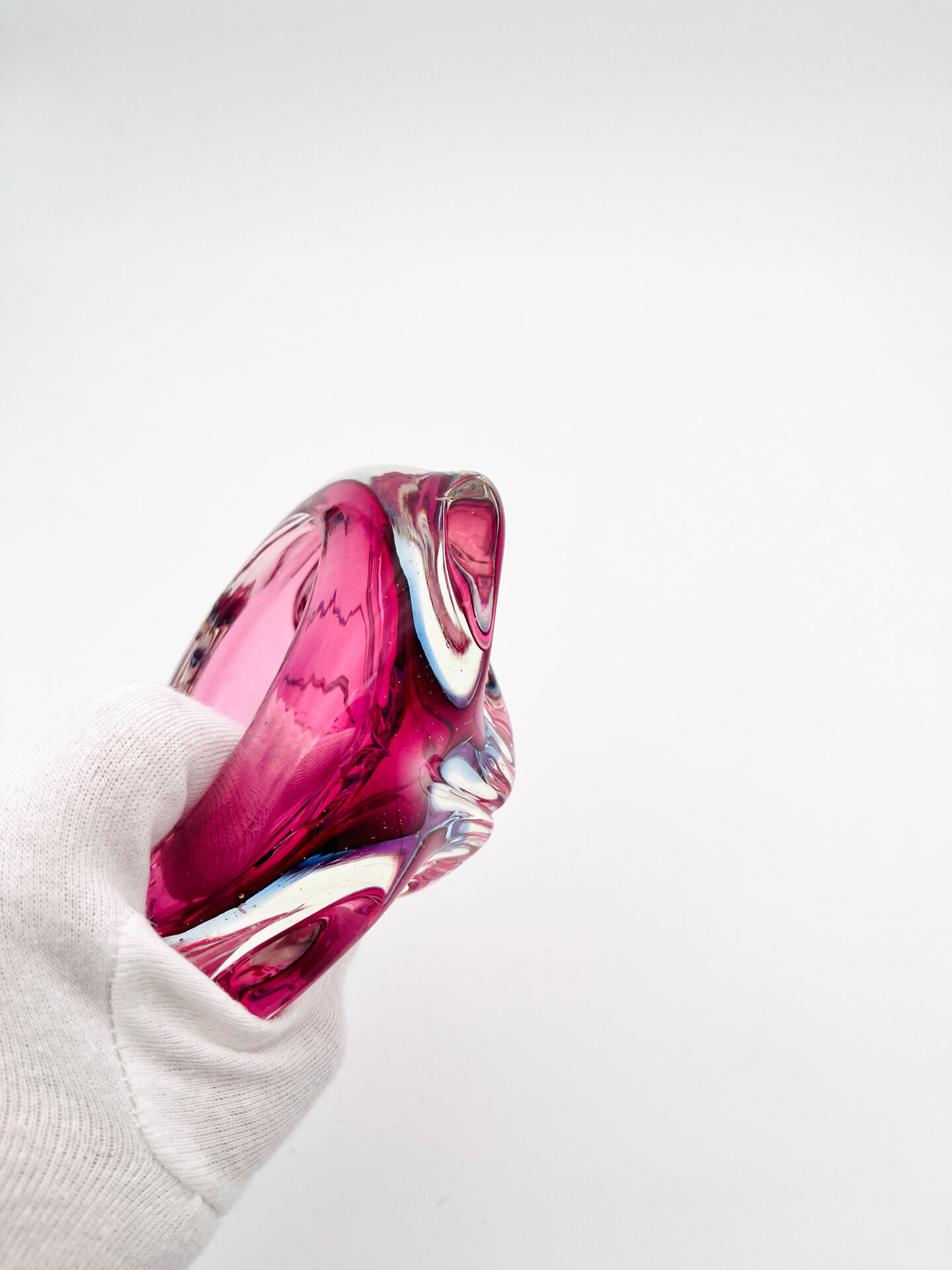 Bohême Crystal Pocket Bowl Hospodka Raspberry and Blue Reflections 1960