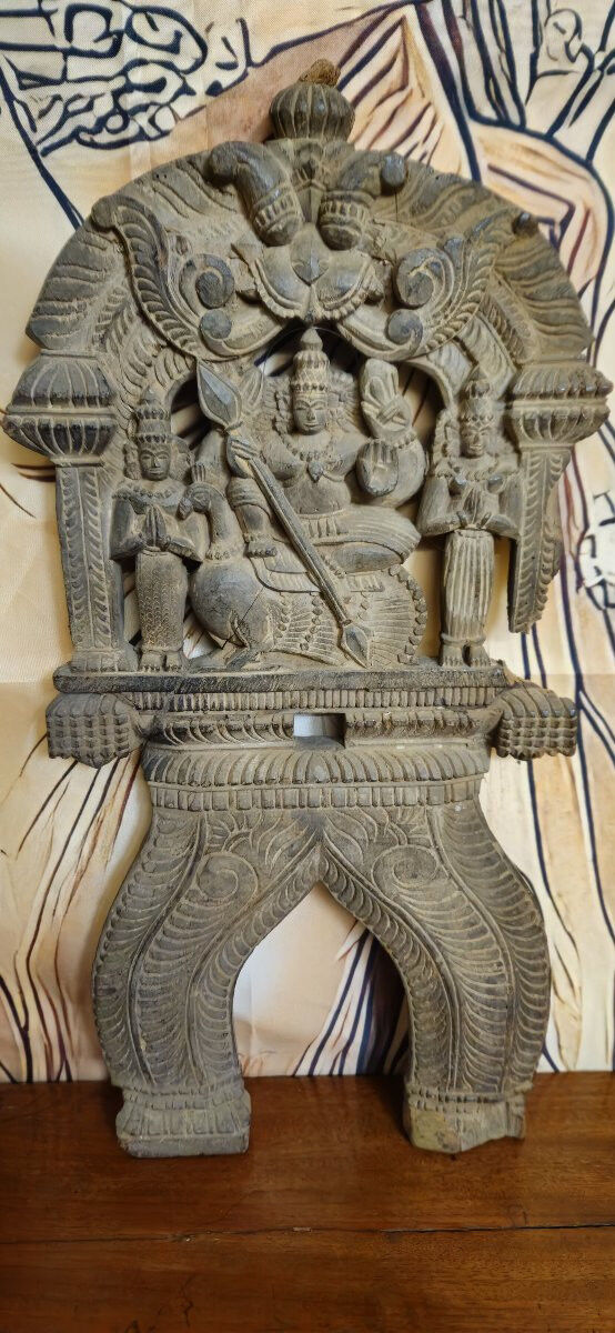 Ancient wooden sculpture – Finely carved Indonesian deity - 19th century