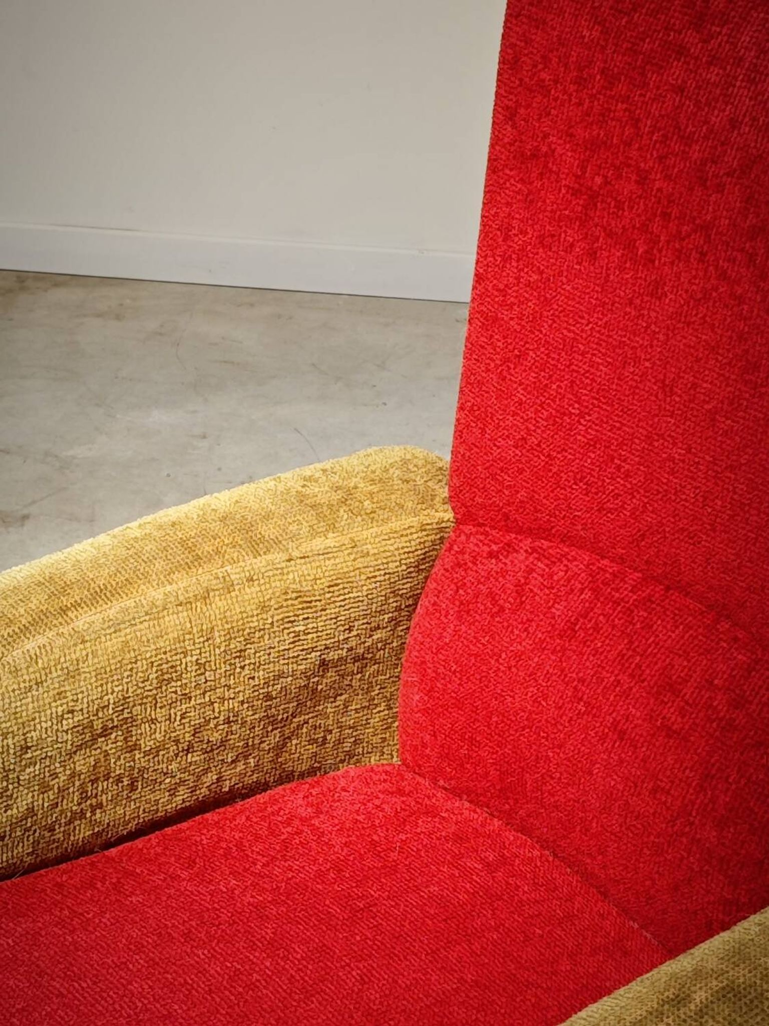Fauteuil tissu rouge et jaune moutarde style bouclette 1970