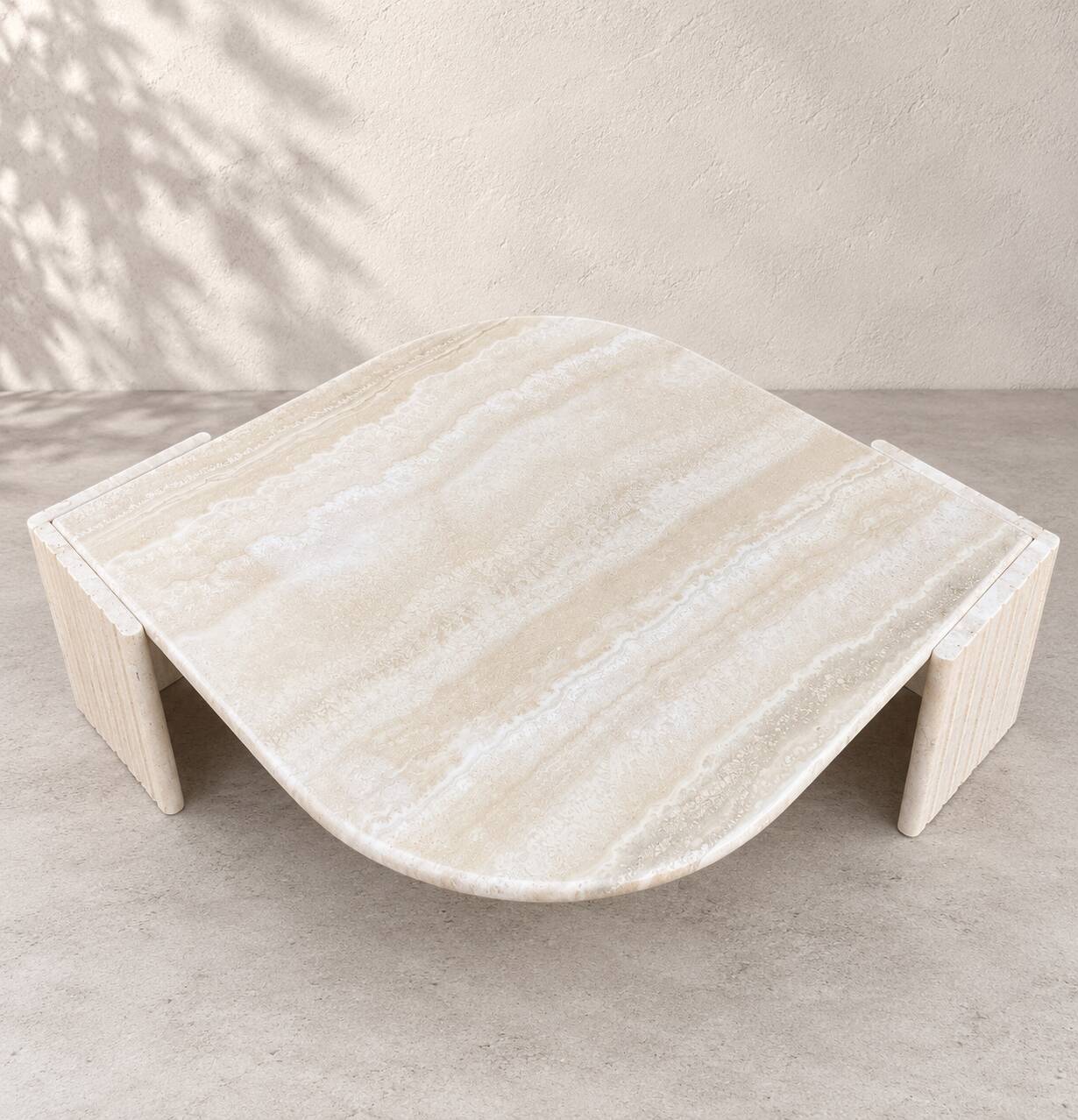 Grande table basse vintage en travertin – plateau sculptural –
