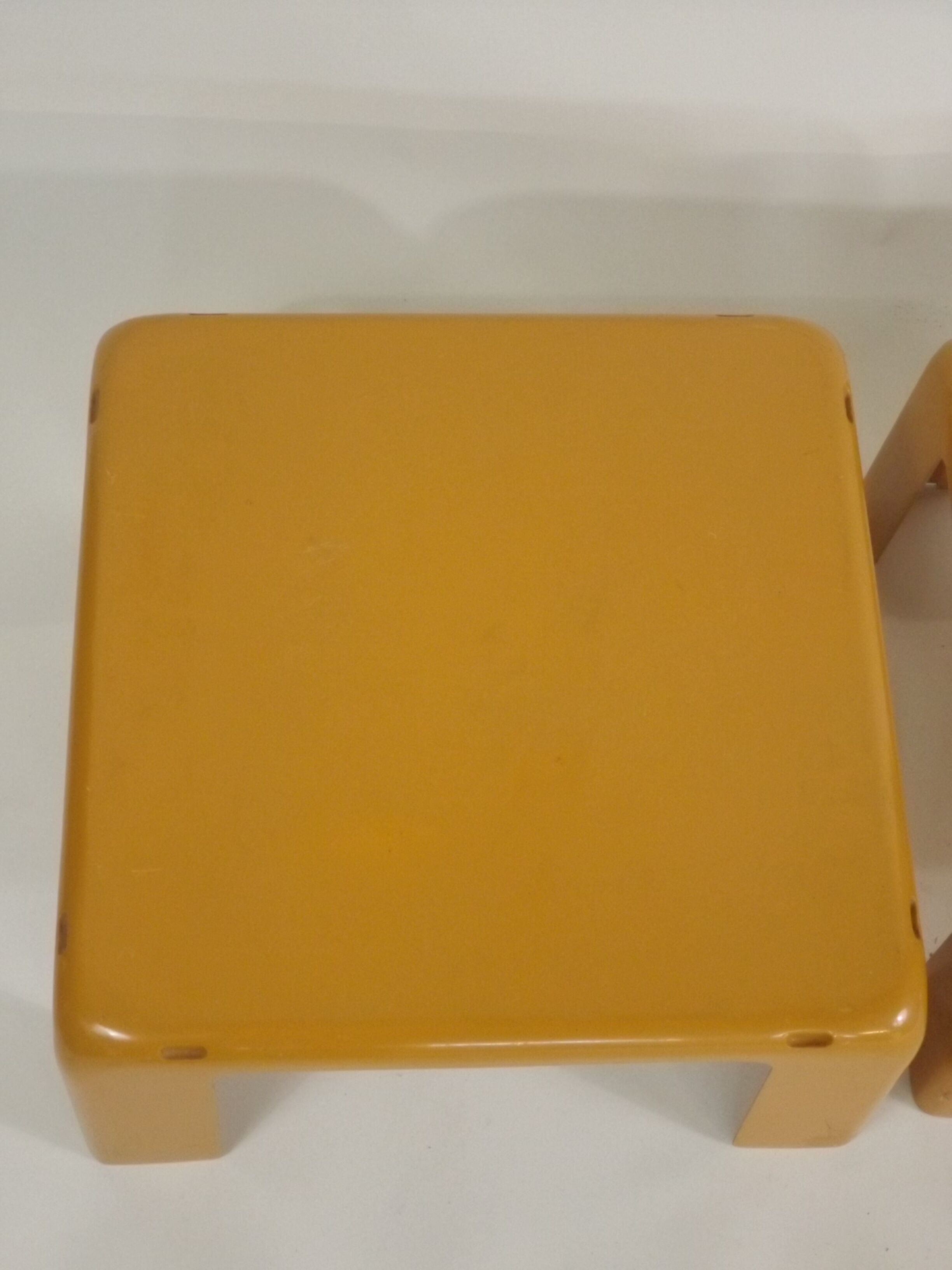 3 tables "Quatro Gatti" de Mario Belloni pour C&B Italia