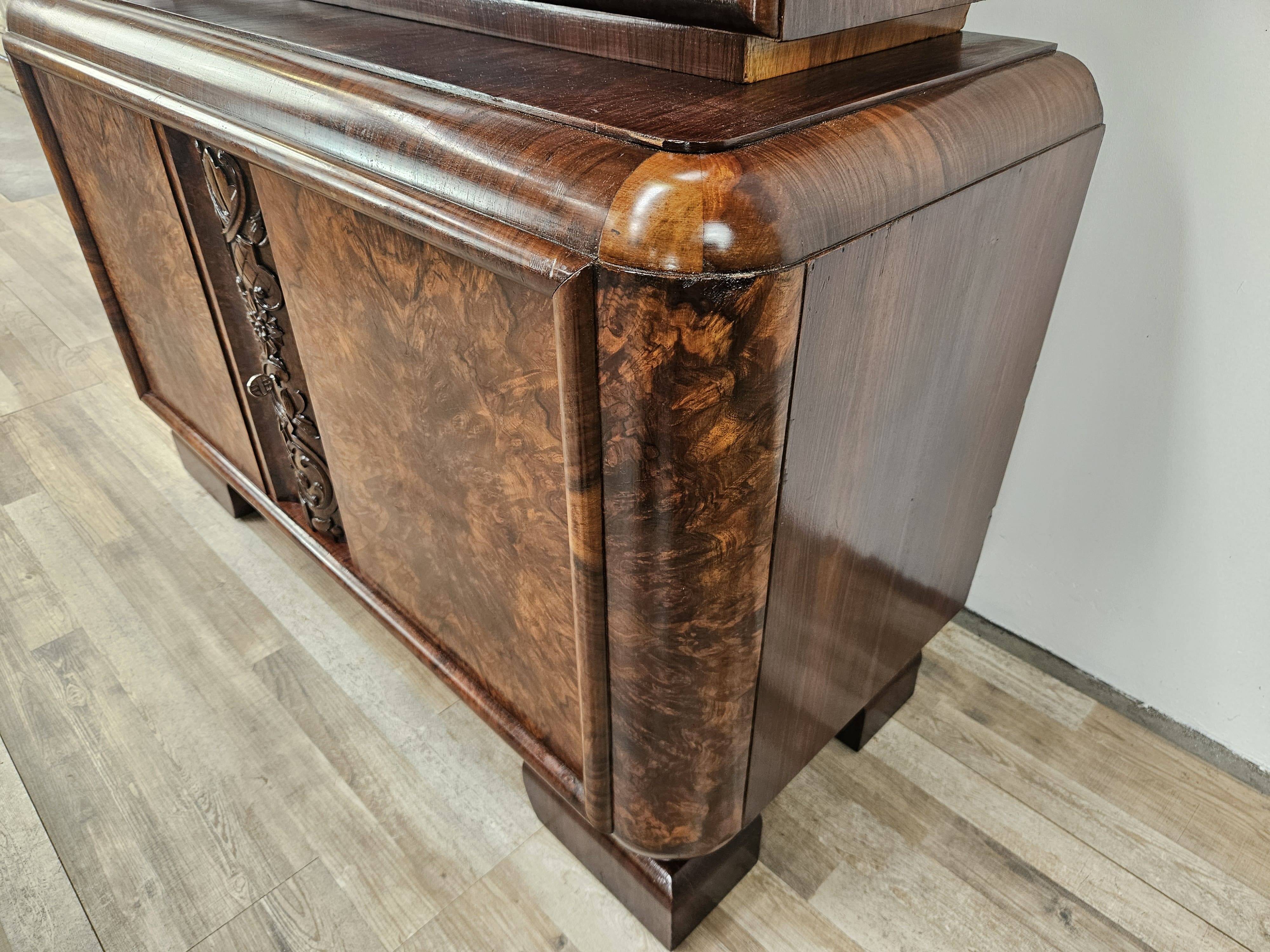 Vitrine Art Déco des années 1930 en noyer et racine de noyer