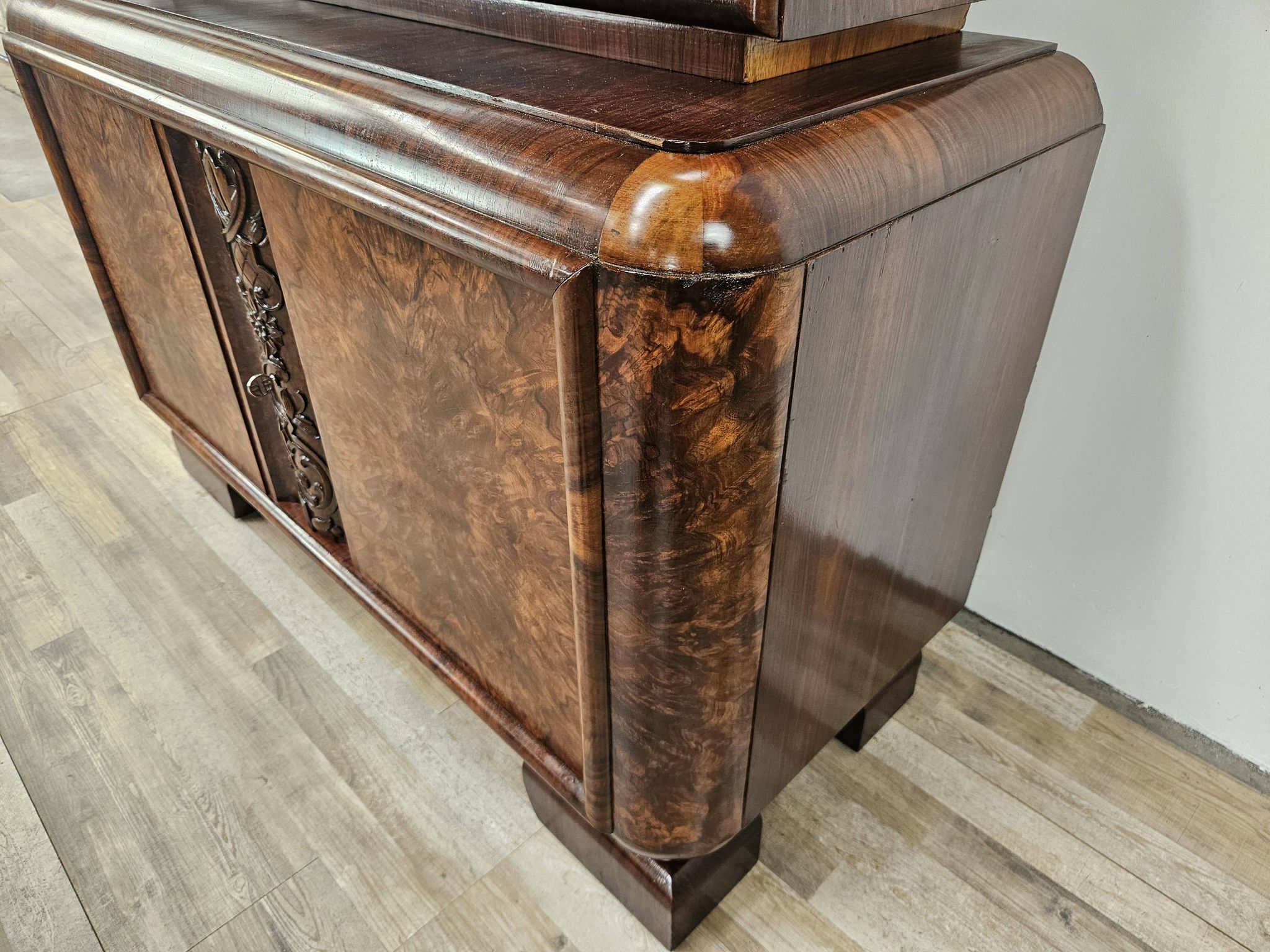 Vitrine Art Déco des années 1930 en noyer et racine de noyer