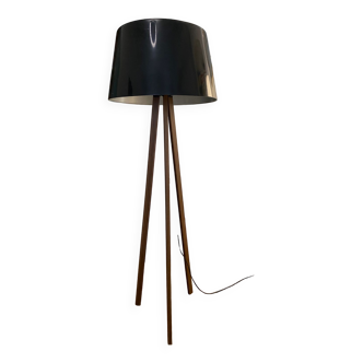 Tripod floor lamp