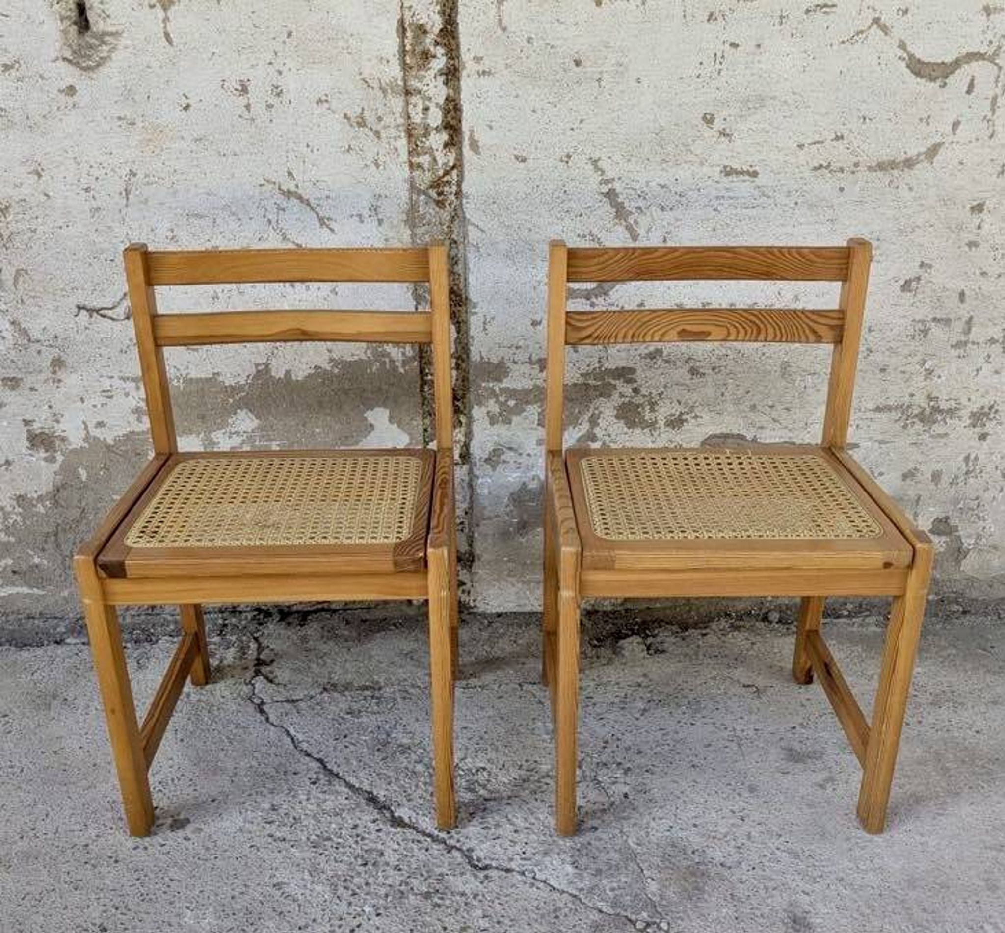 Série de 4 chaises vintage en pin assise cannage