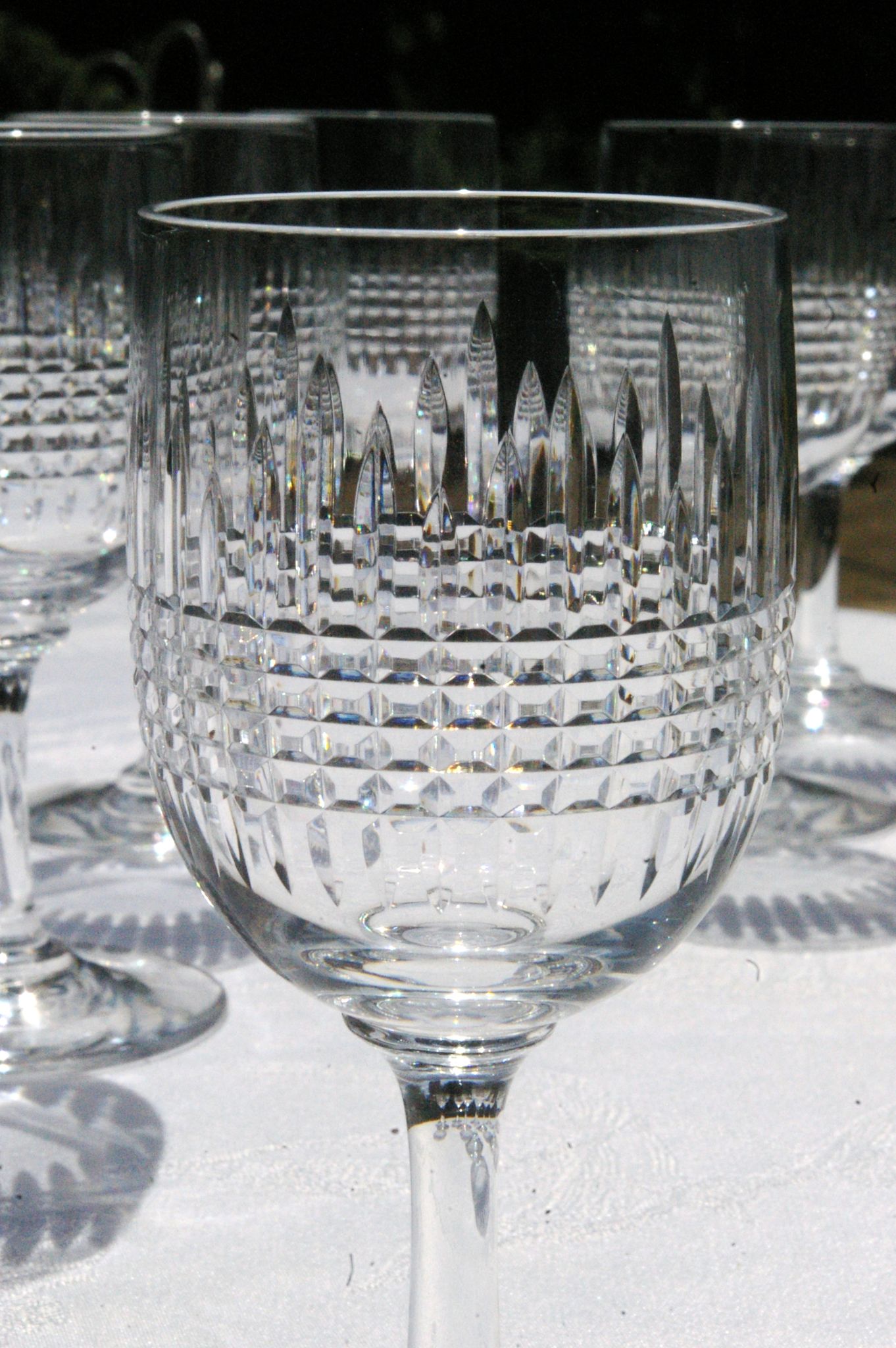 BACCARAT NANCY - 12 Glasses of white wine in cut crystal - Signed - H 12,5cm