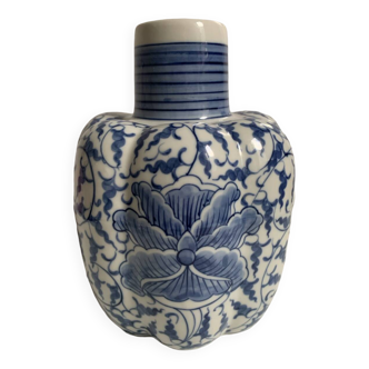Blue and white porcelain vase - China