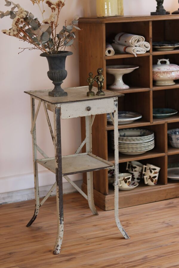 Table d’appoint en métal peint, blanc patiné, avec tiroir et deux plateaux