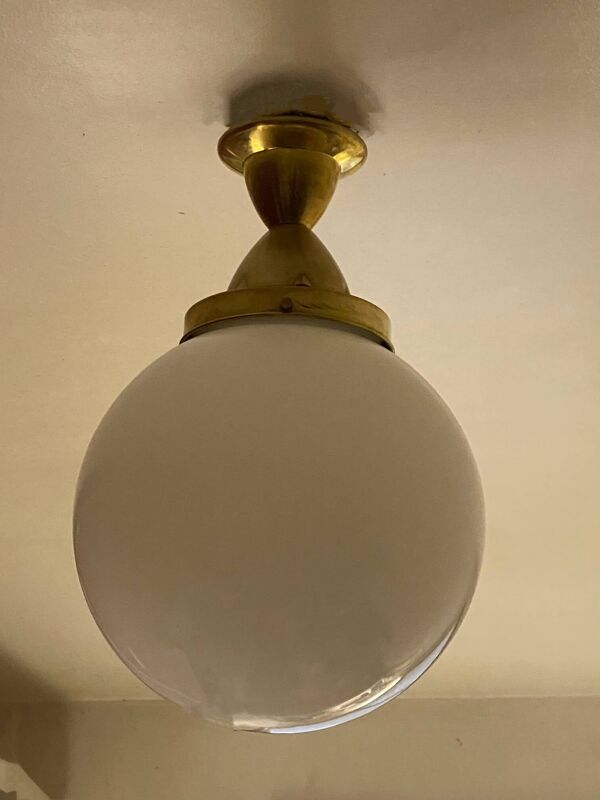 Suspension boule en verre opalin ancienne