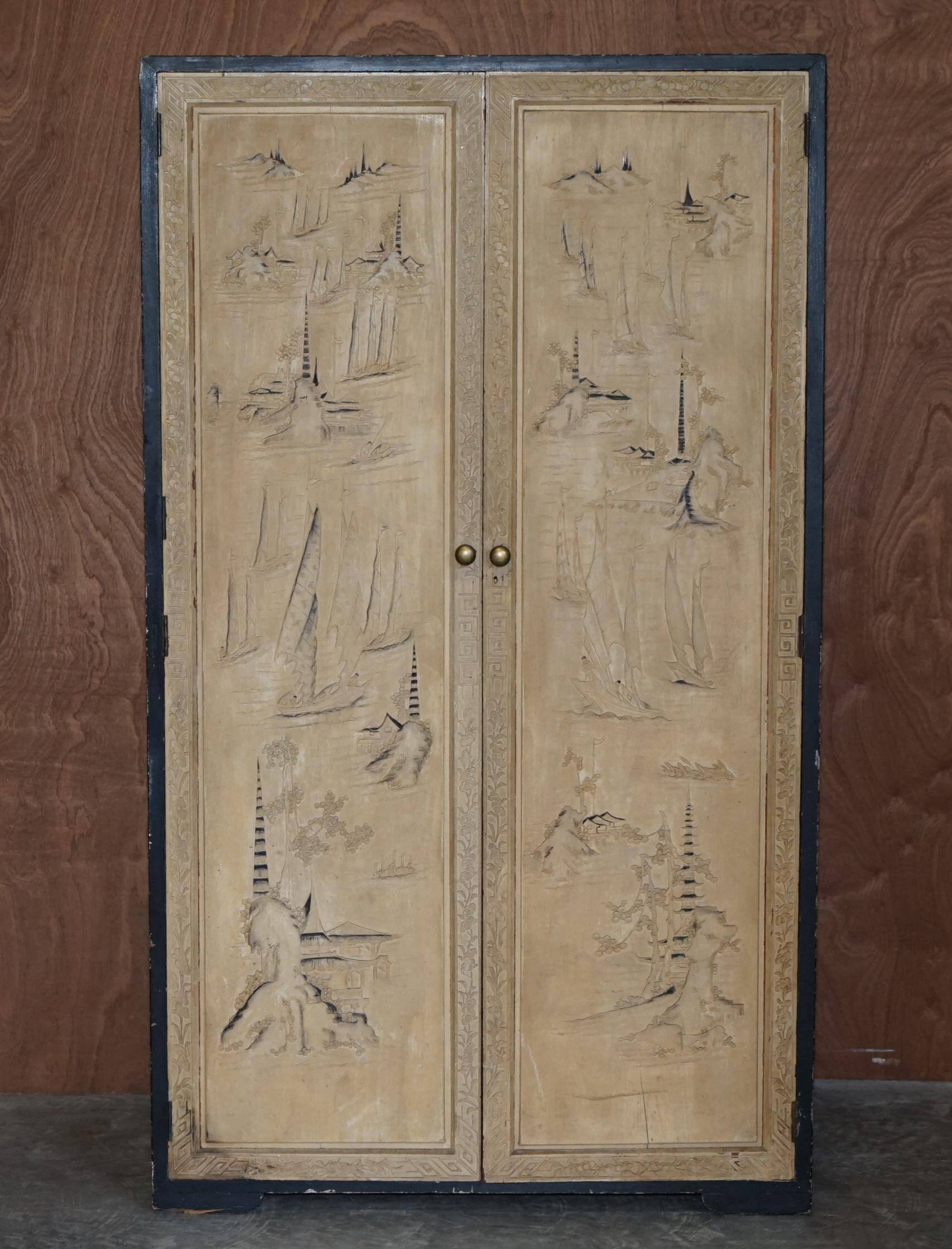 Armoire orientale chinoise en bois de camphre sculptée années 1920