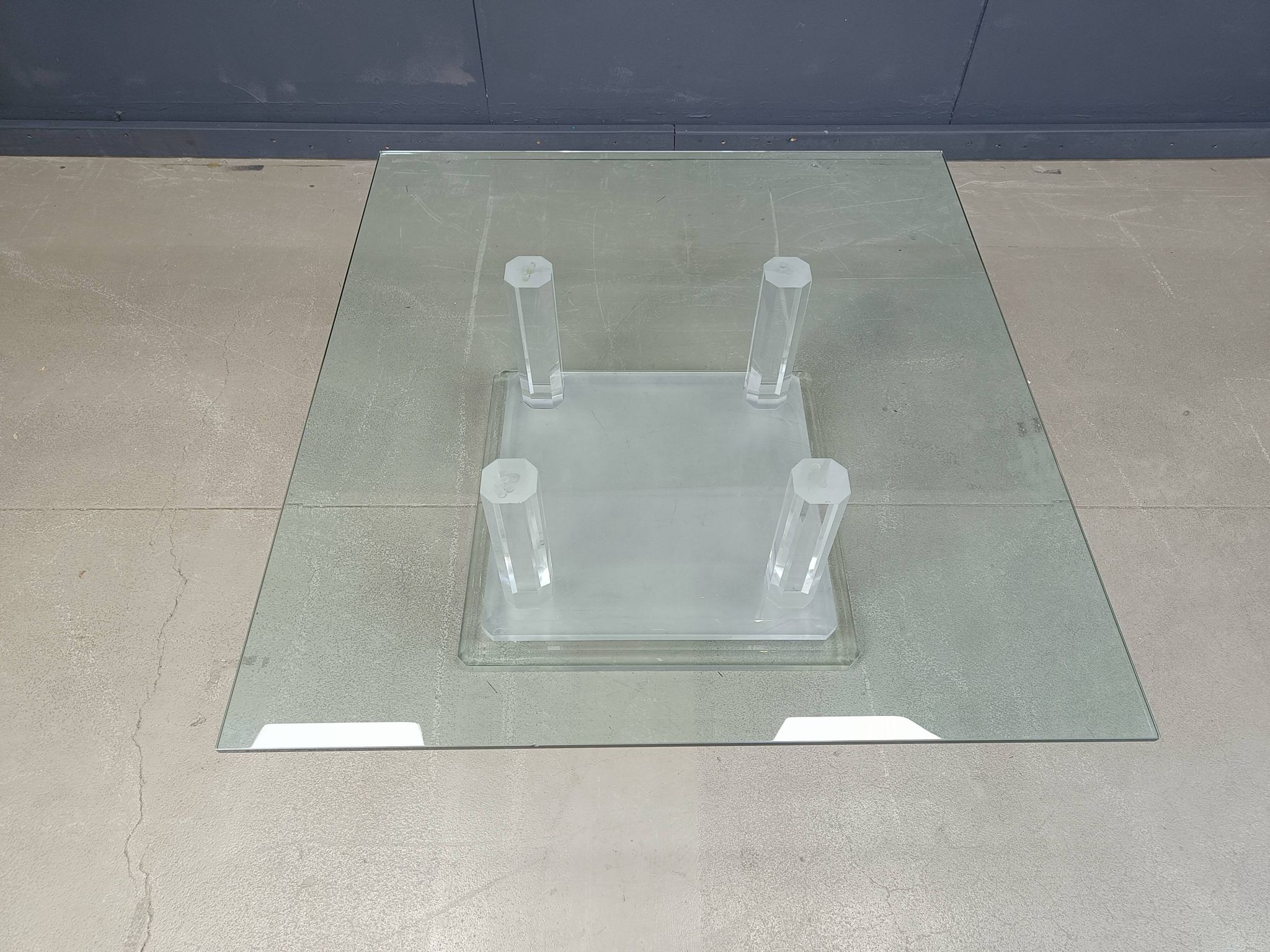 Table basse ou table d'appoint en Lucite, années 1970