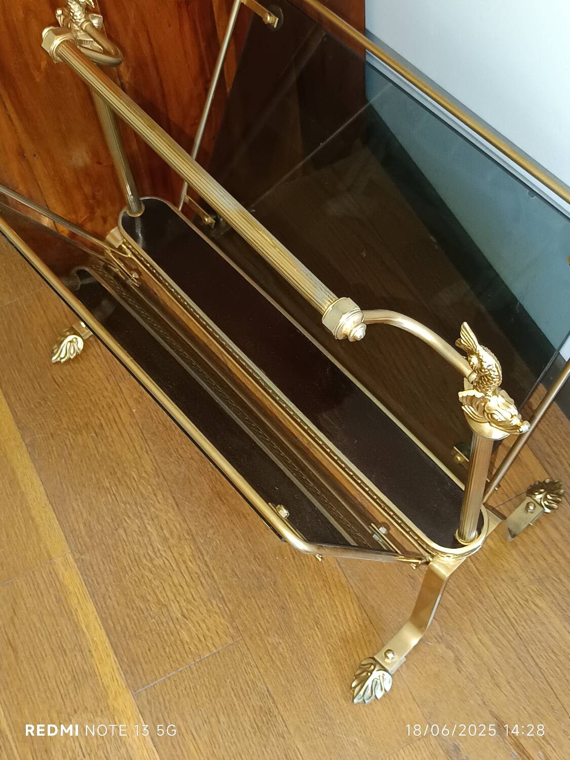 porte revues en bronze et verre teinté 1950 à pieds griffés