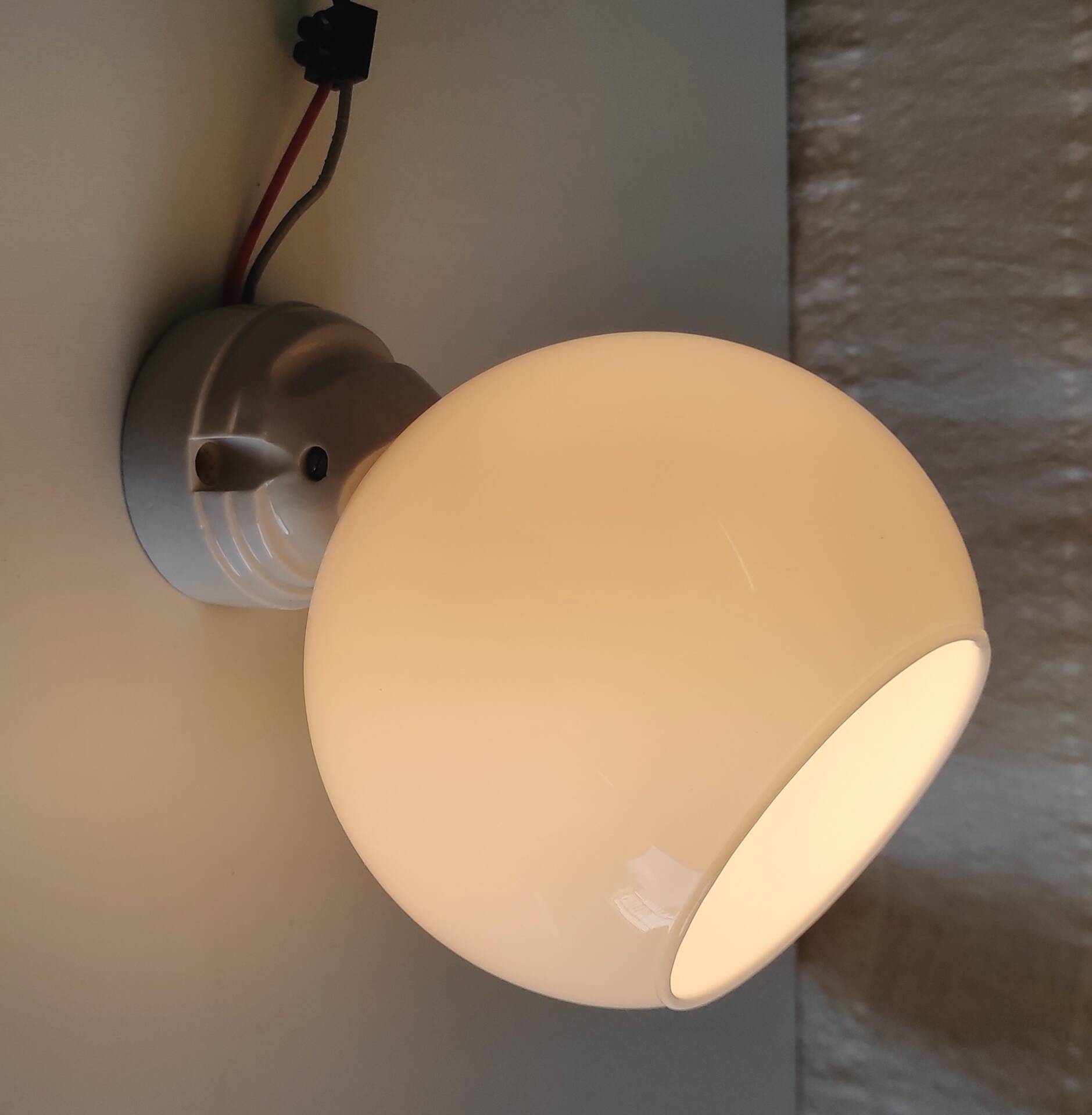 Art Deco style wall light in porcelain and opaline globe - 1930s/40s