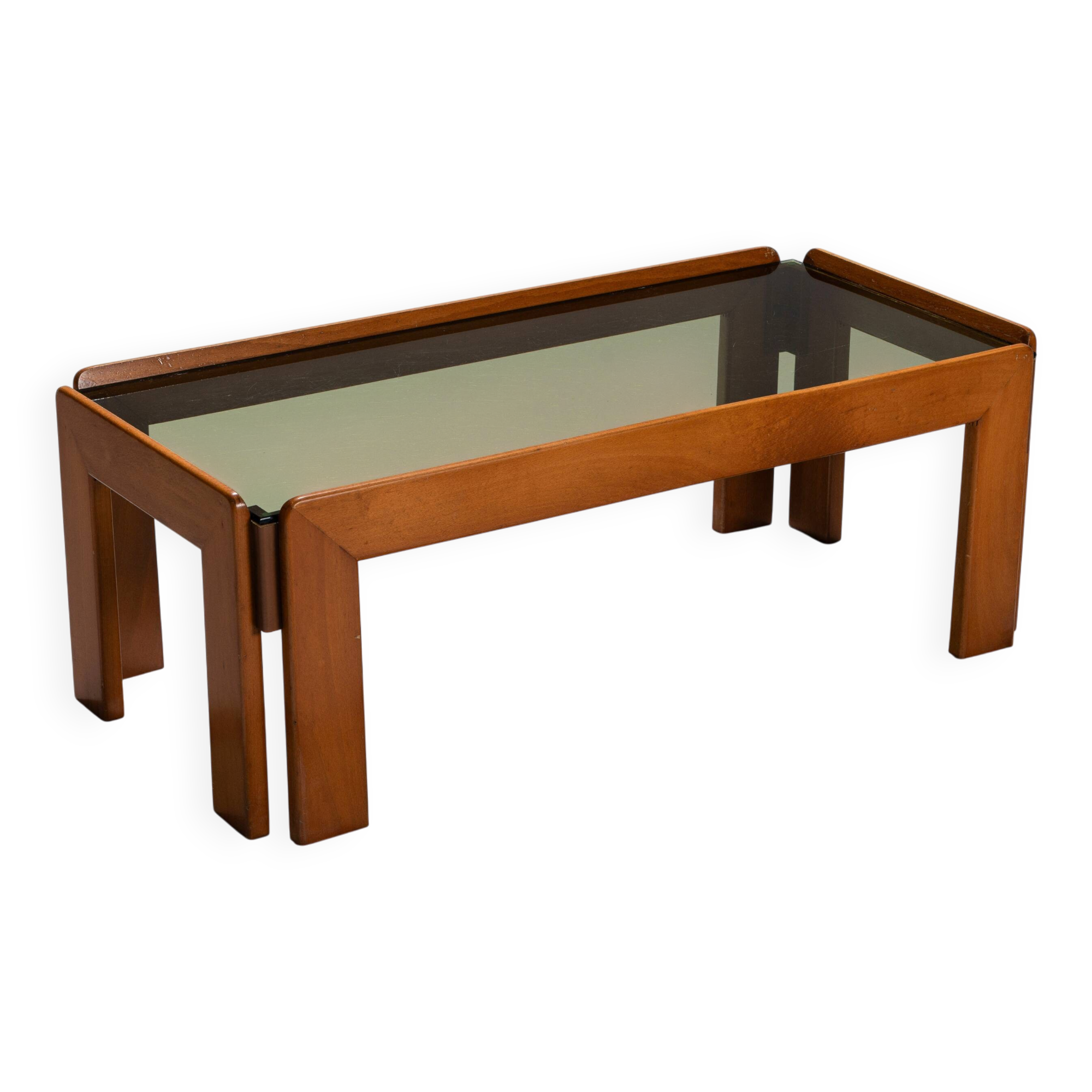 Table basse avec plateau en verre fumé attribuée à Scarpa