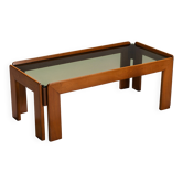 Table basse avec plateau en verre fumé attribuée à Scarpa