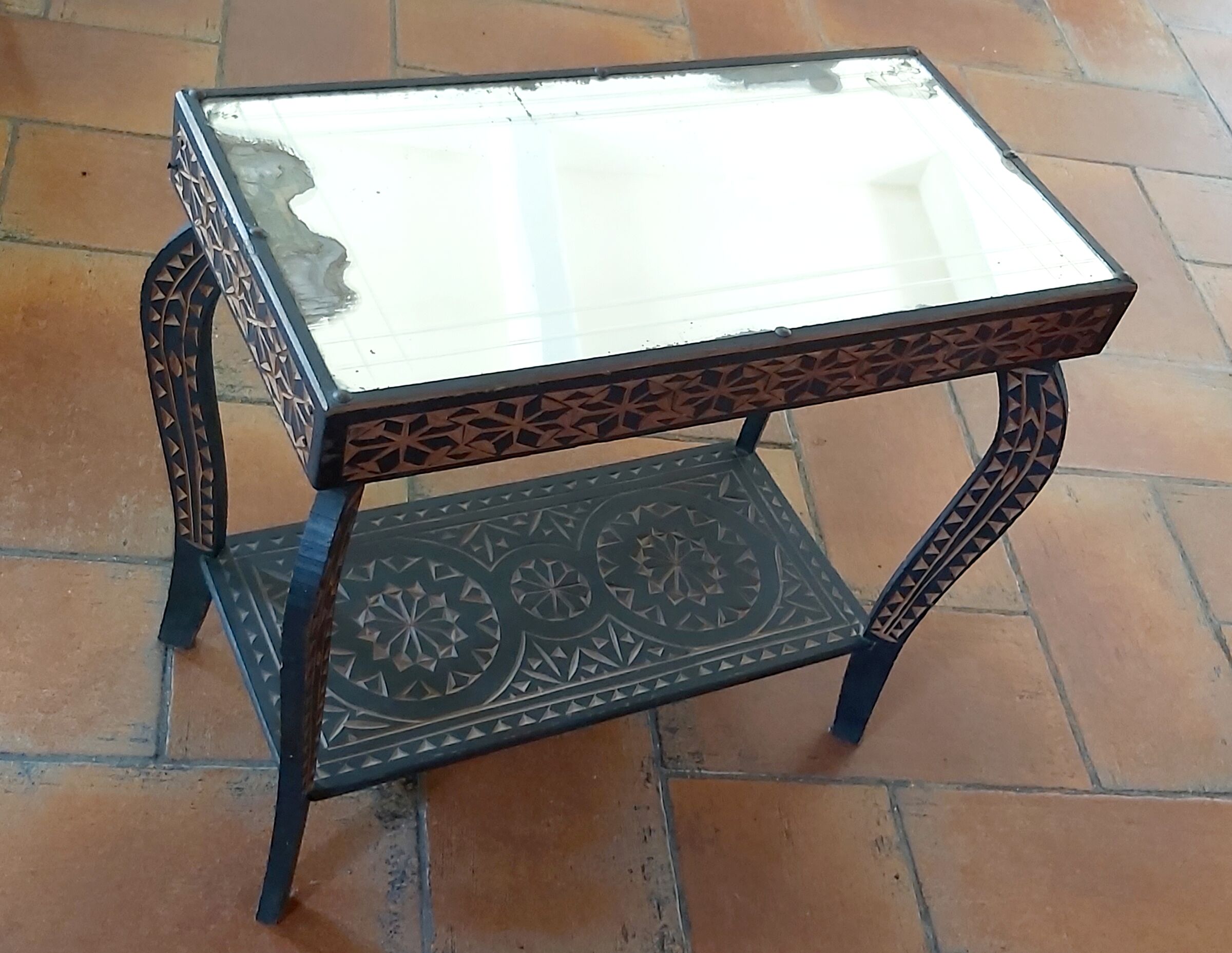Table marocaine bois sculpté noirci 1950
