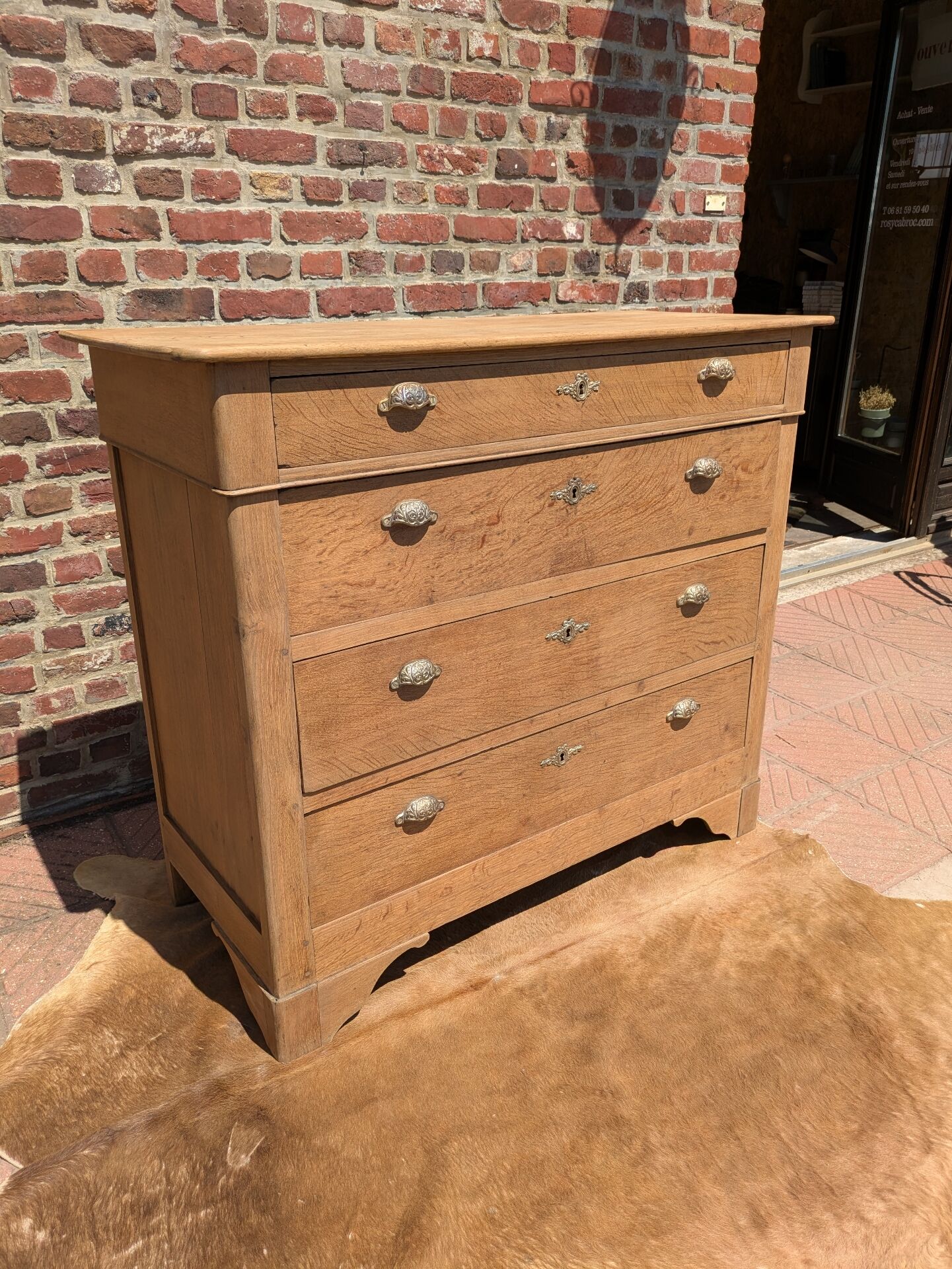 Oak chest of drawers
