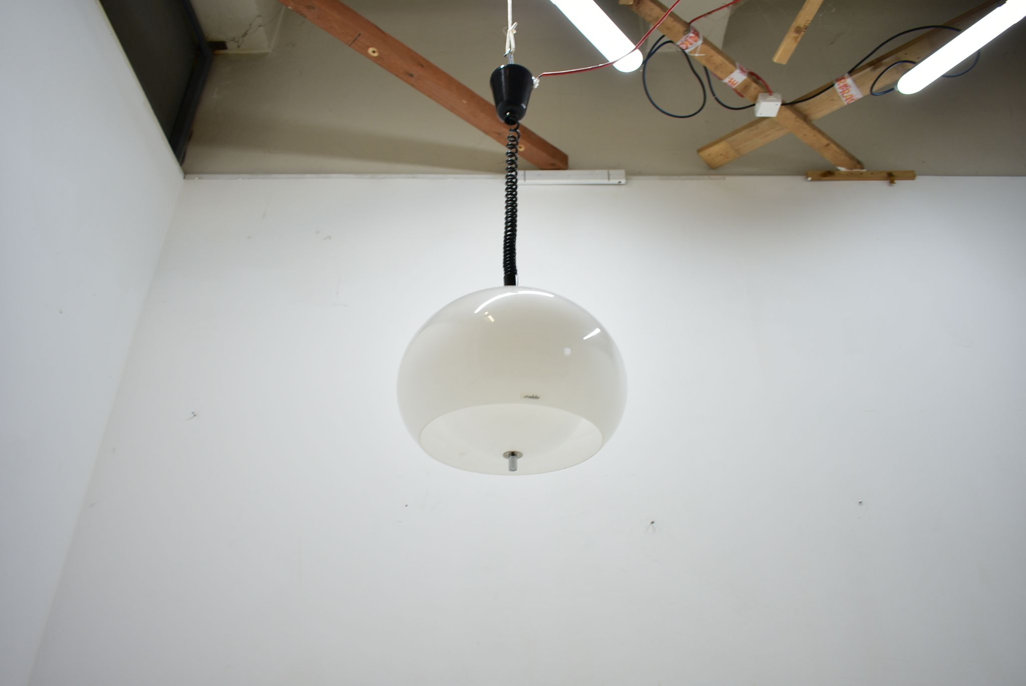 Suspension Meblo du milieu du siècle, Design Harvey Guzzini, Italie, années 1970