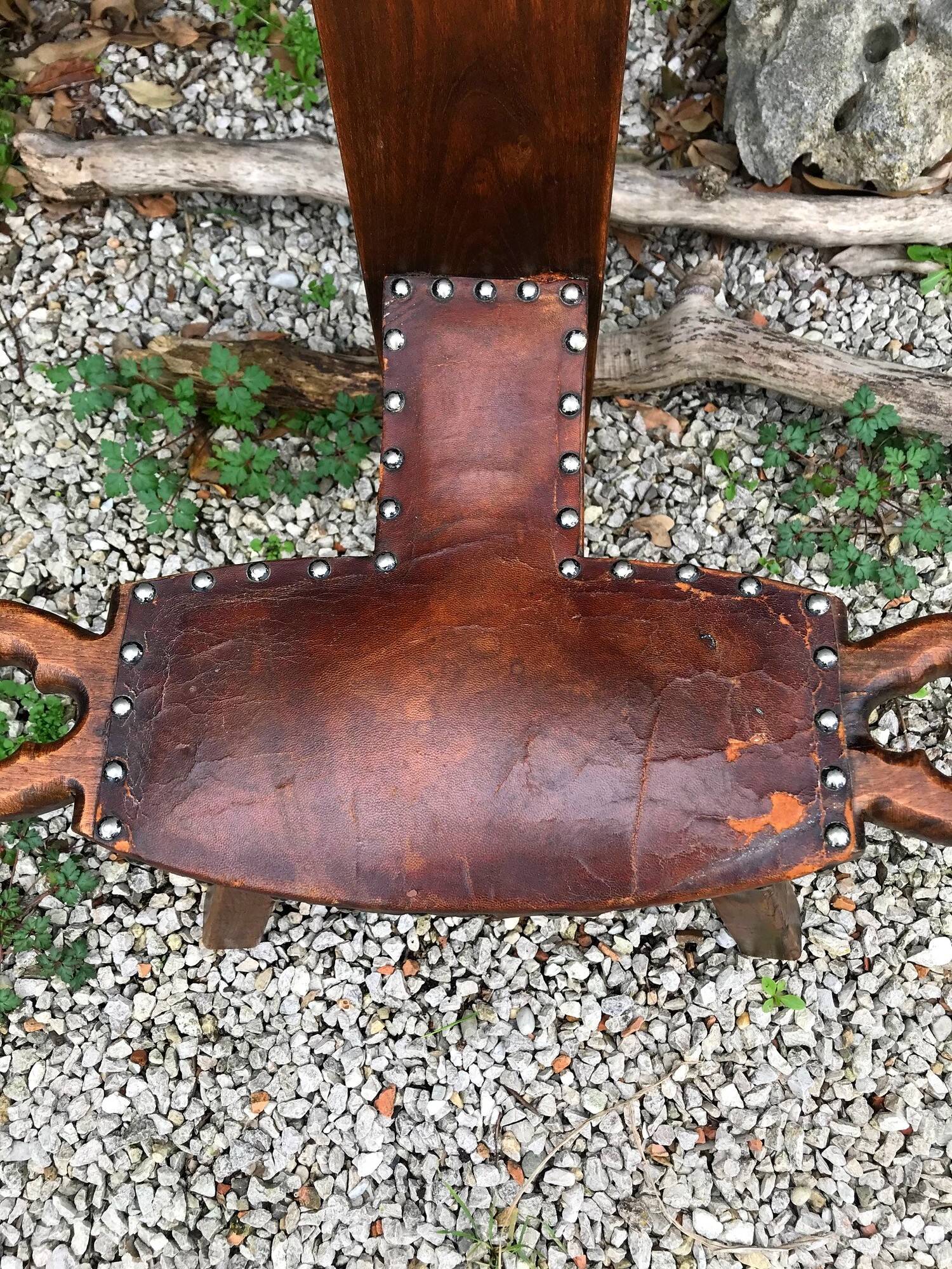 Chaise vintage tripode en bois et cuir années 60