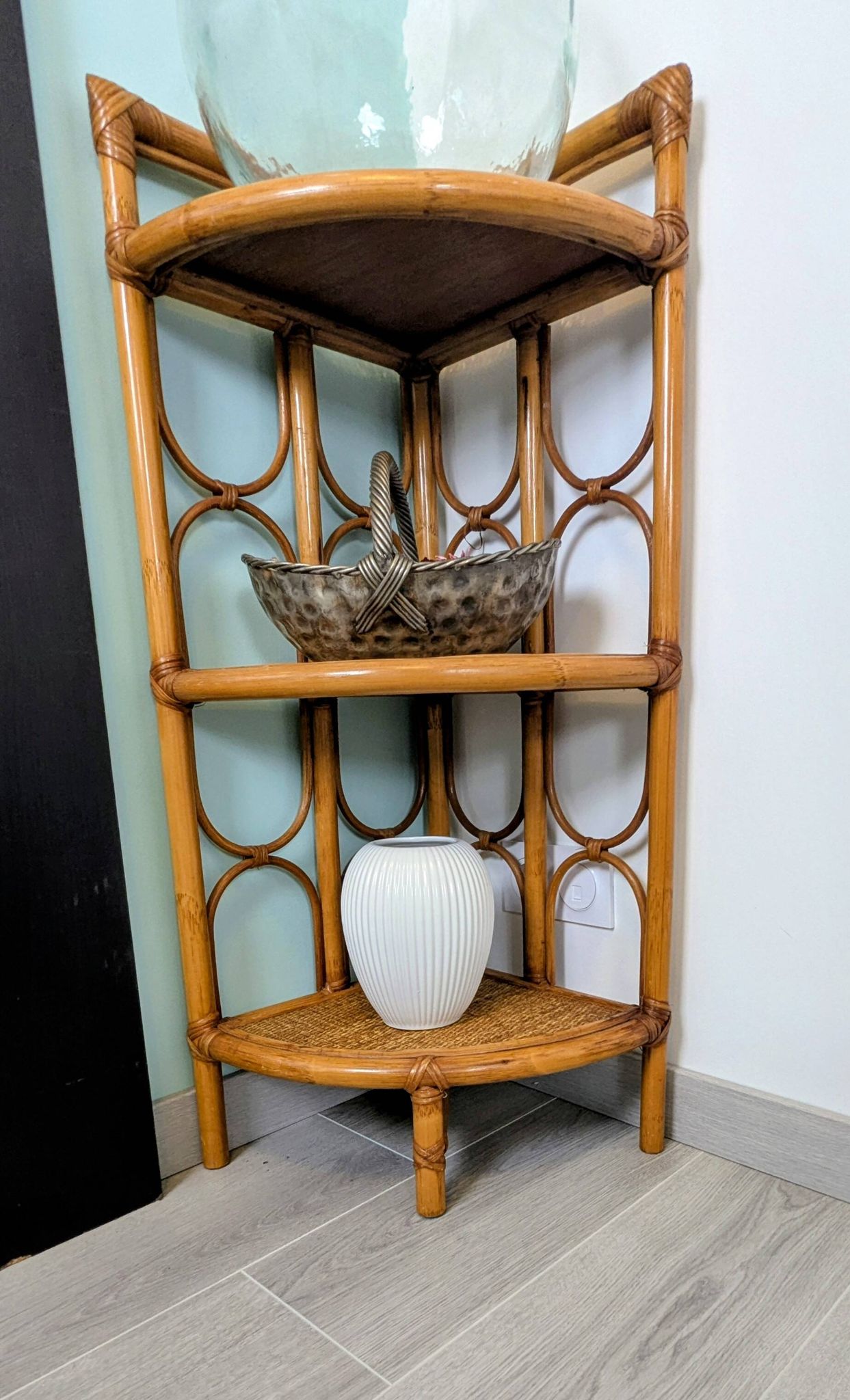 Vintage rattan corner shelf – Natural elegance and airy lines