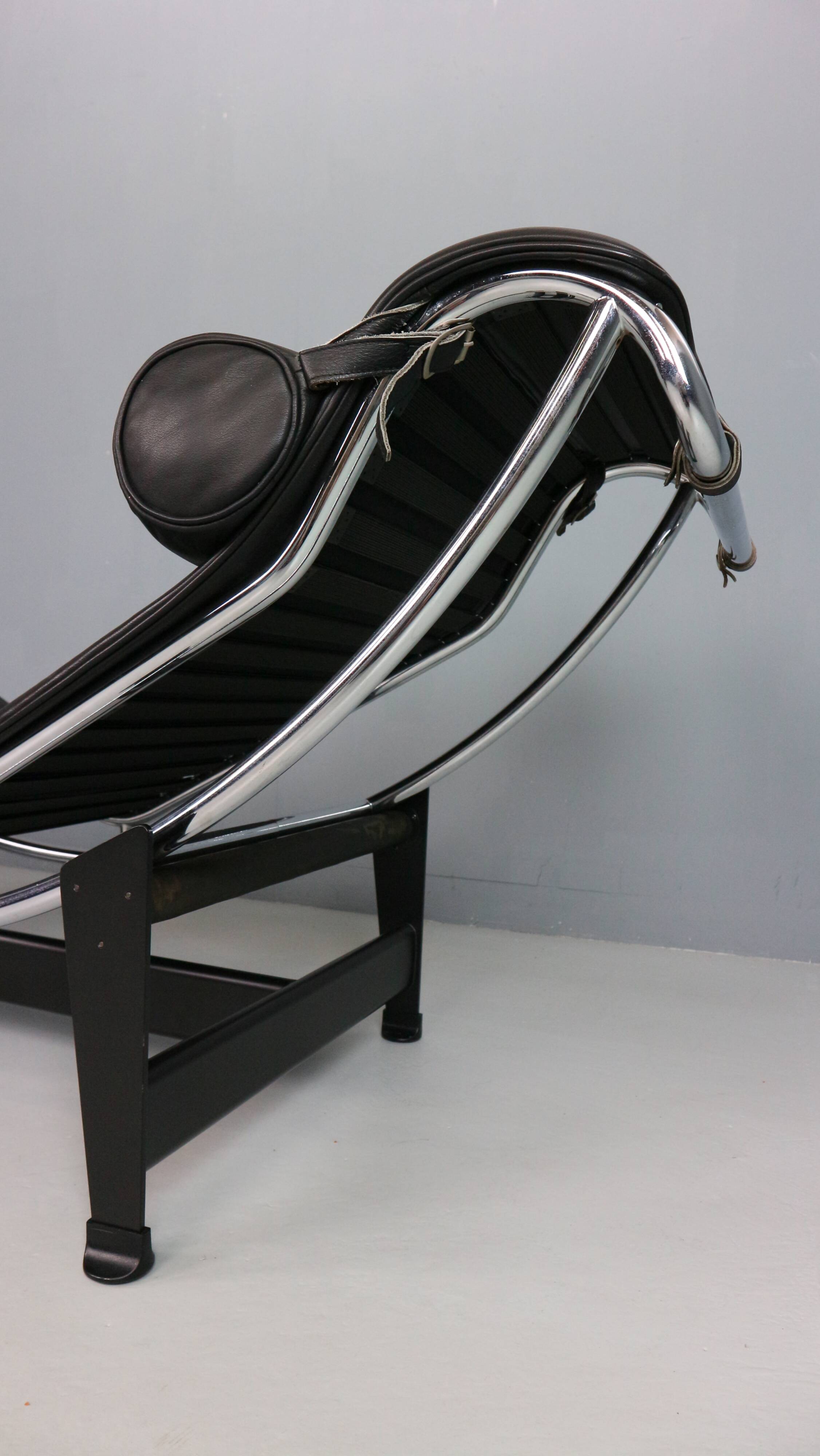 Chaise longue LC4 en cuir noir par Le Corbusier pour Cassina, années 1980