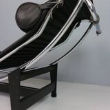 Chaise longue LC4 en cuir noir par Le Corbusier pour Cassina, années 1980
