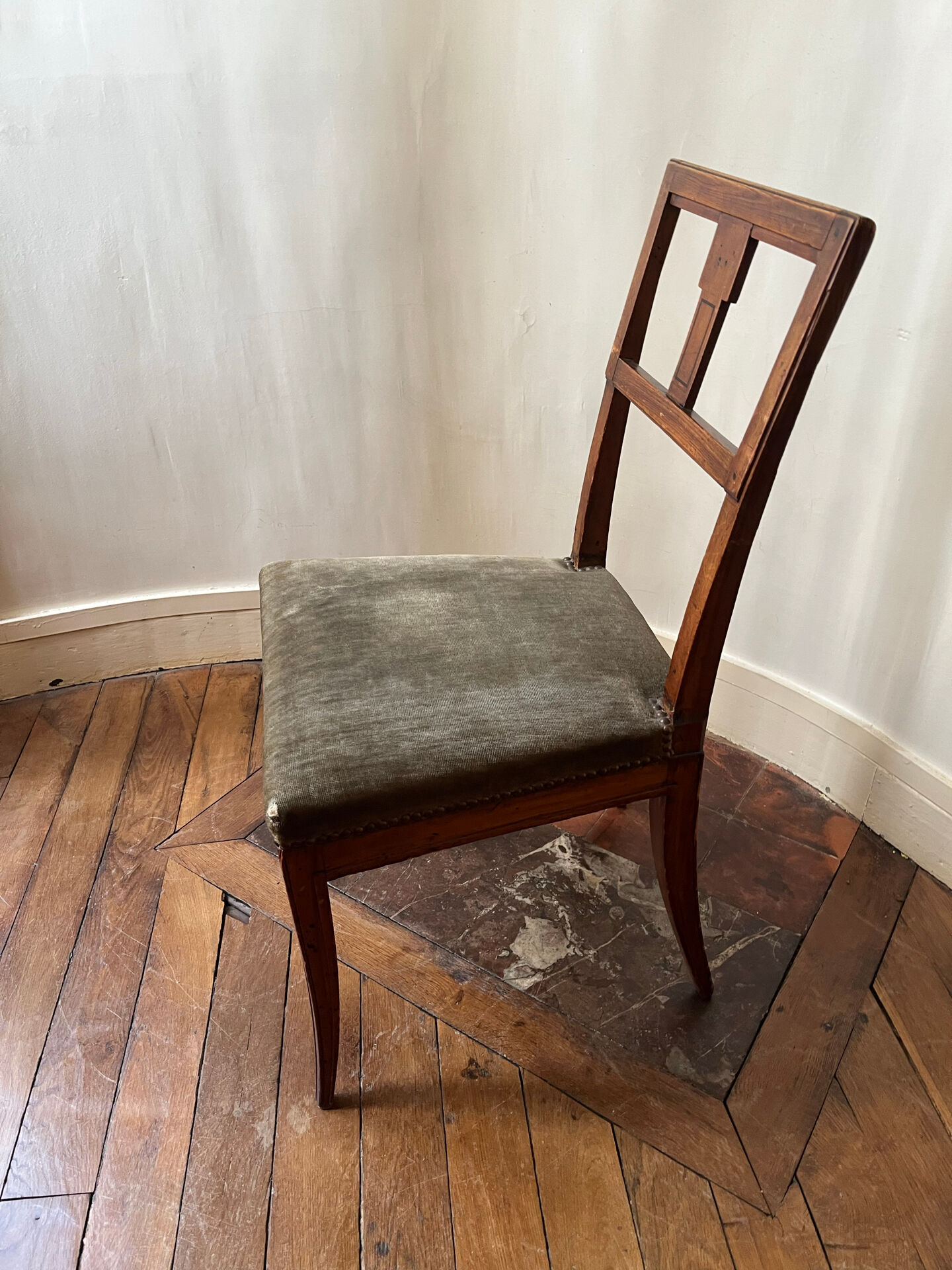 Pair of Directoire chairs in walnut, late 18th century.