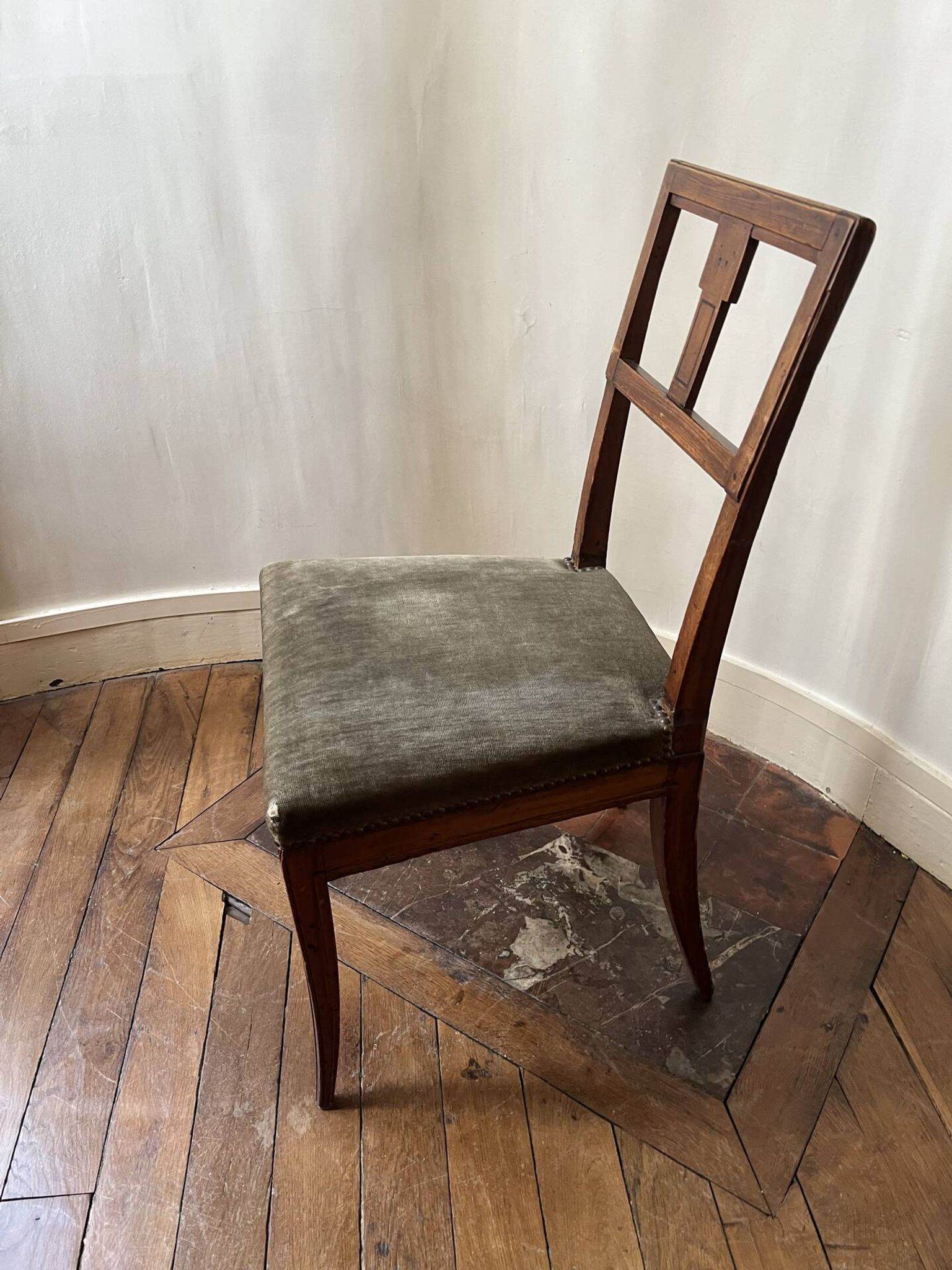 Paire de chaises Directoire en noyer, fin XVIIIe
