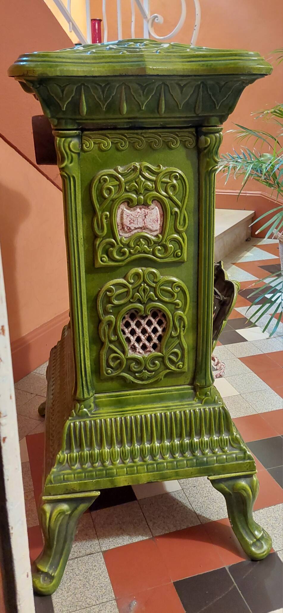 Cast iron stove and enamelled earthenware, Art Nouveau