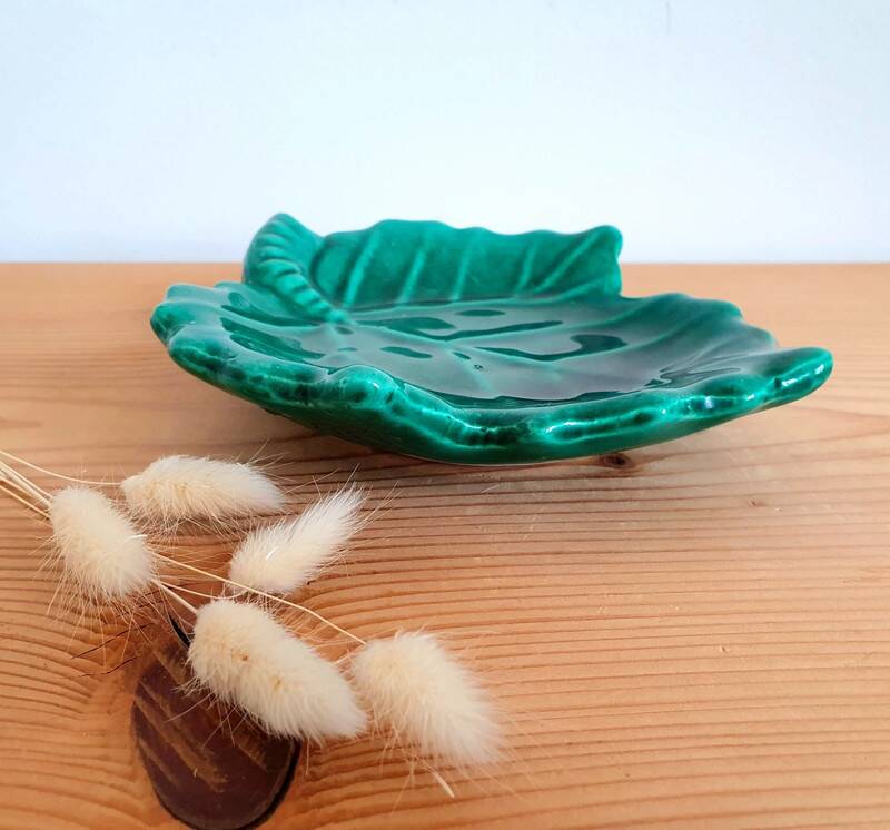 Empty ceramic pocket in leaf shape