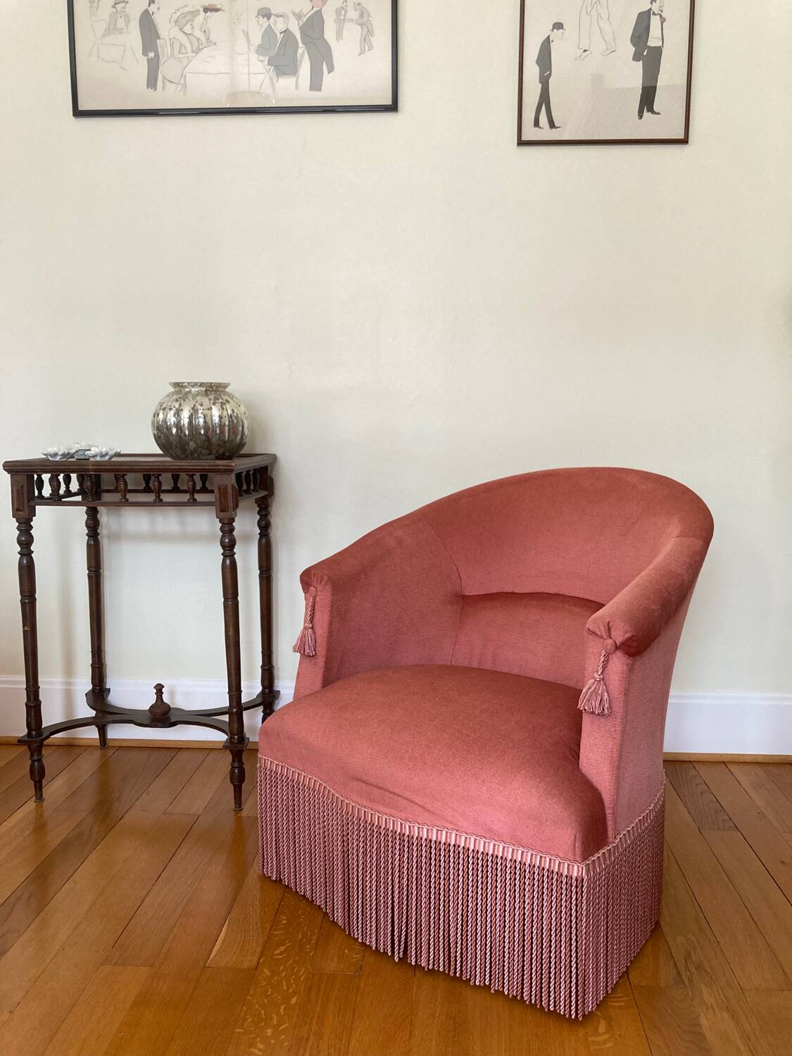 Pink velvet toad armchair
