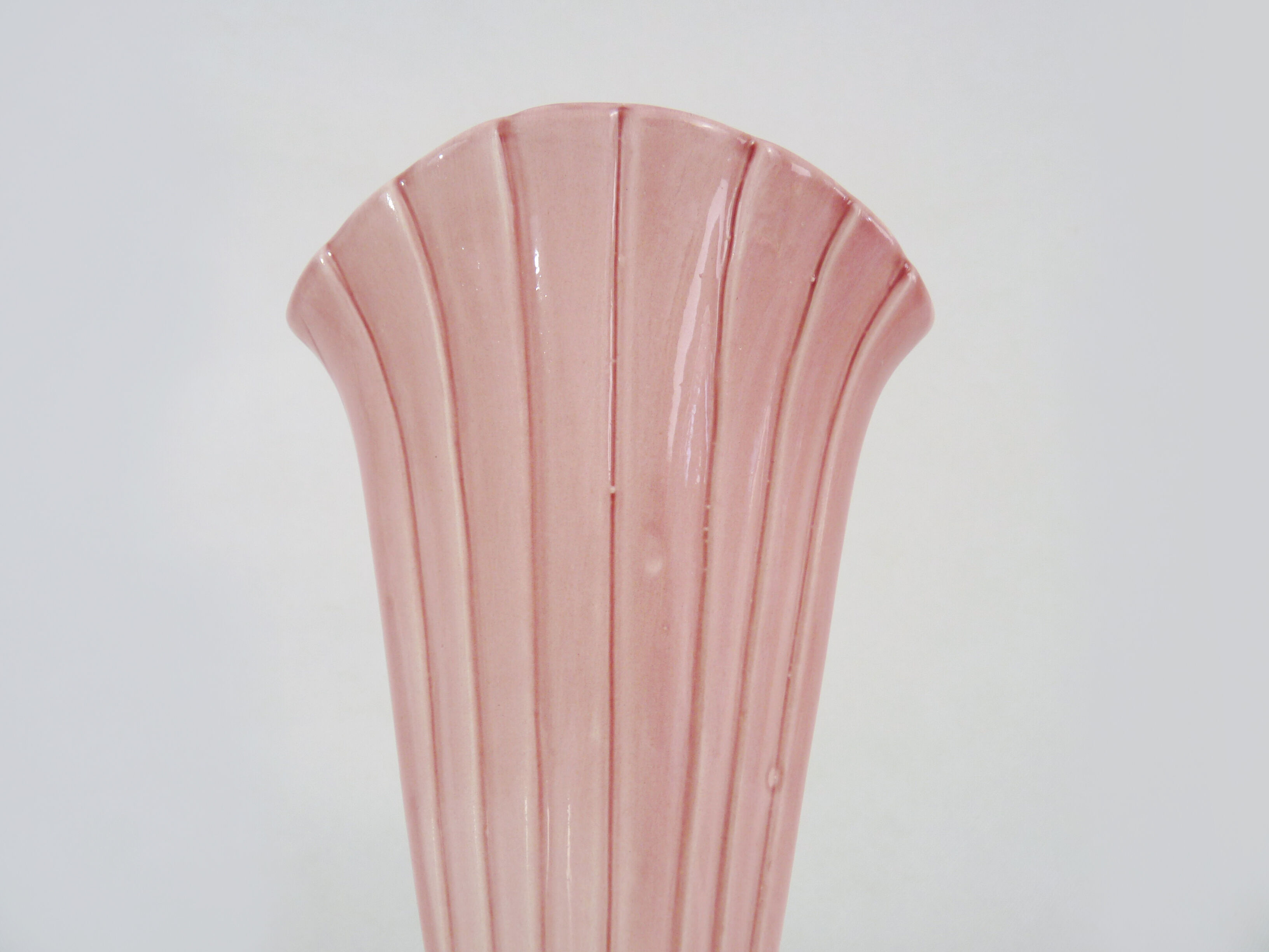 Vintage shell vase in pink ceramic from the 50s