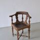Fauteuil d'angle ancien sculpté avec assise en cuir