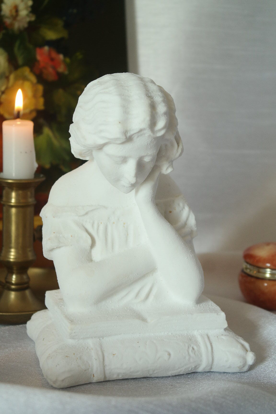 Limestone bust young girl who reads