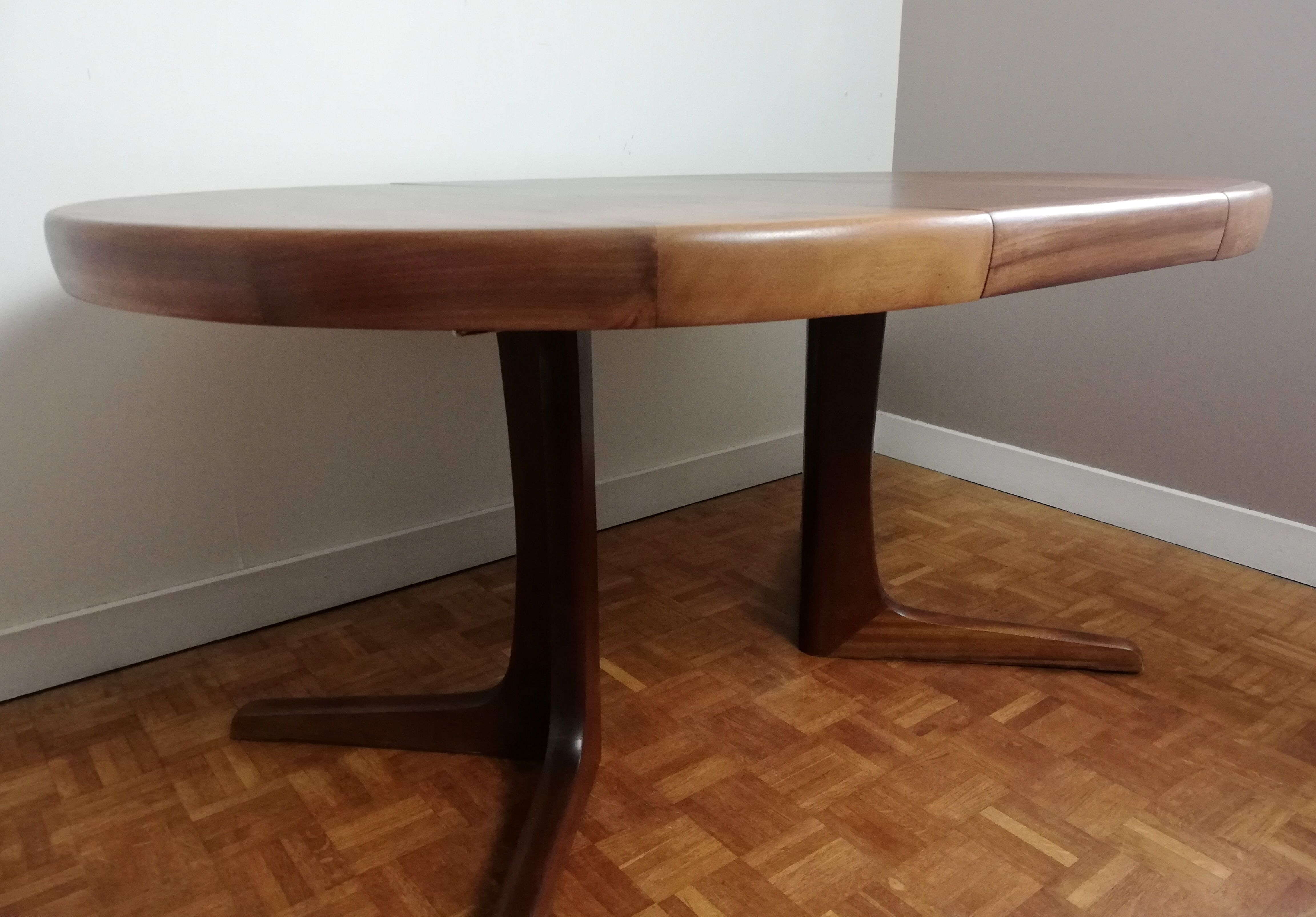 Central-footed rosewood round table