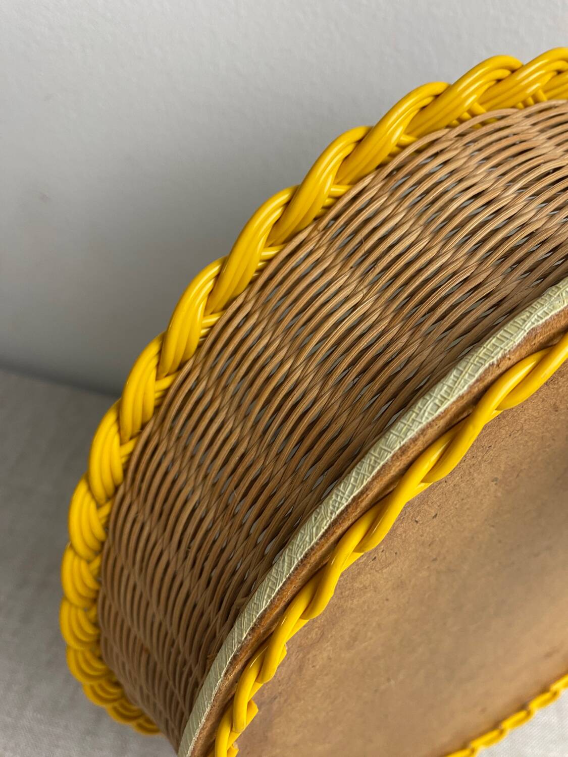 Scoubidou and rattan basket