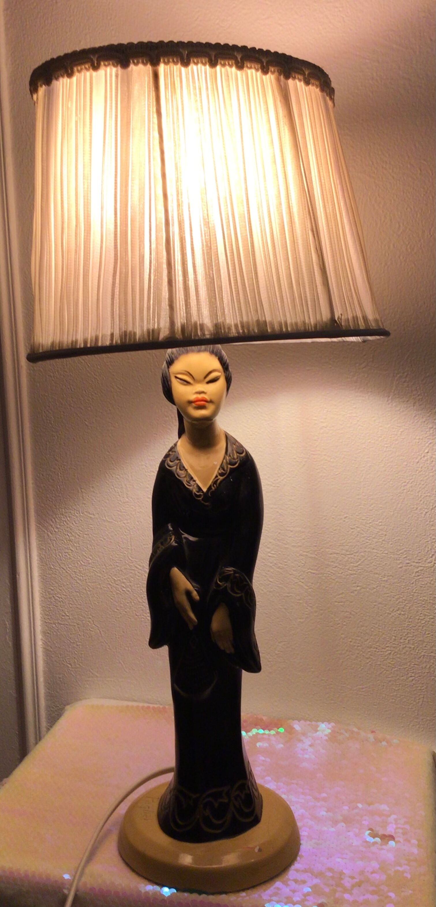 Vintage geisha sculpture lamp signed