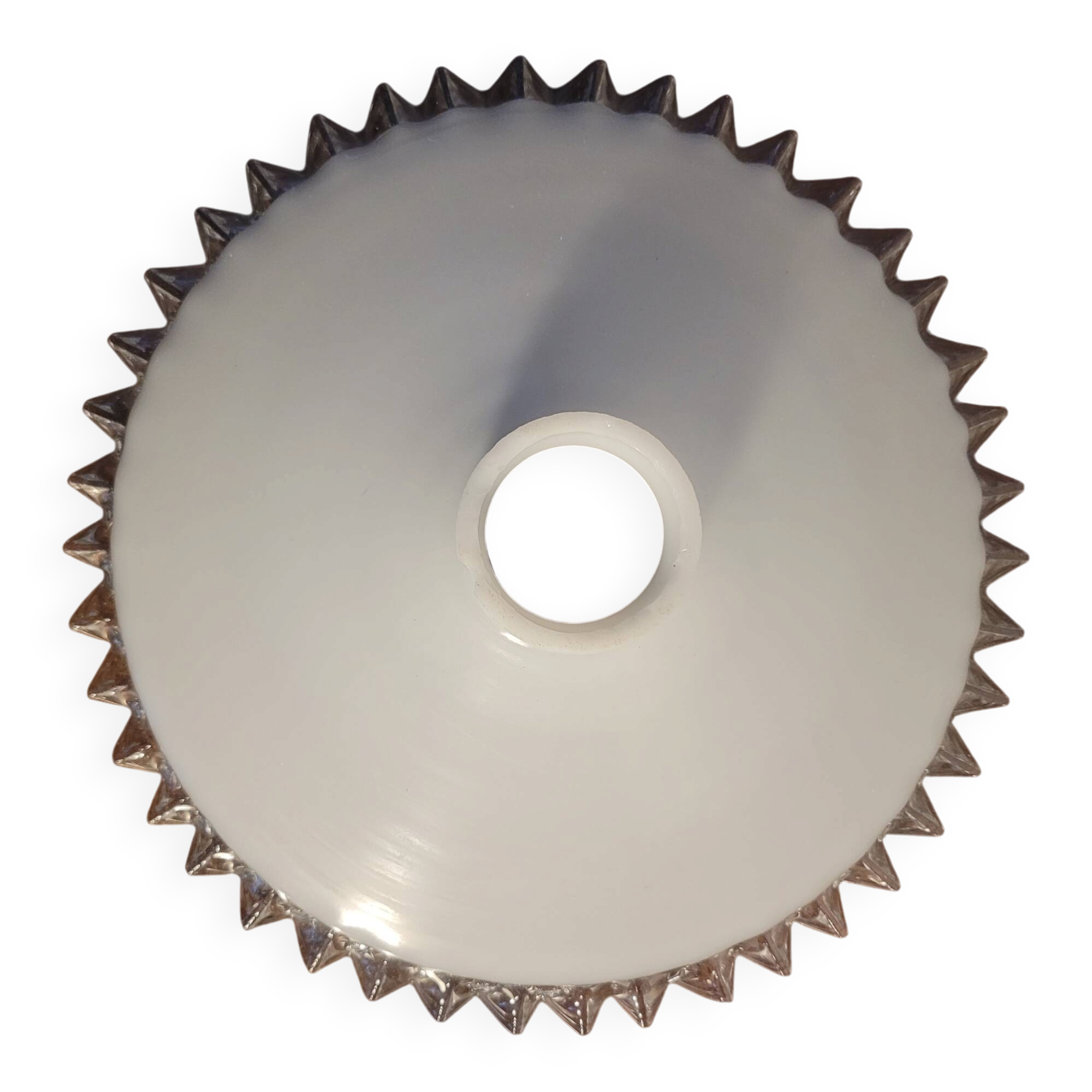 White opaline lampshade with a scalloped edge Ø 25.5 cm, first half of the 20th century.