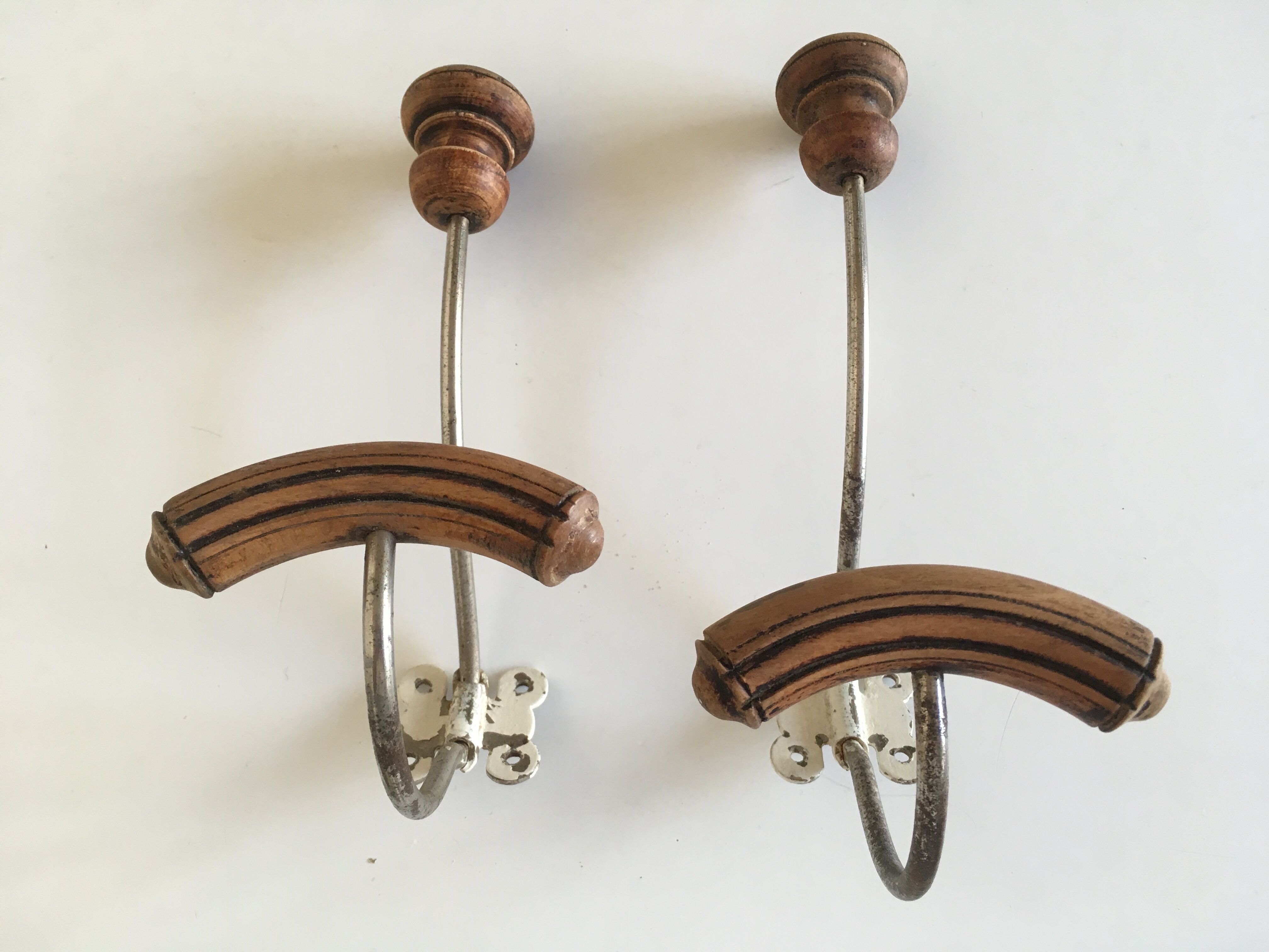 Paire de patères papillon en bois tourné 1920