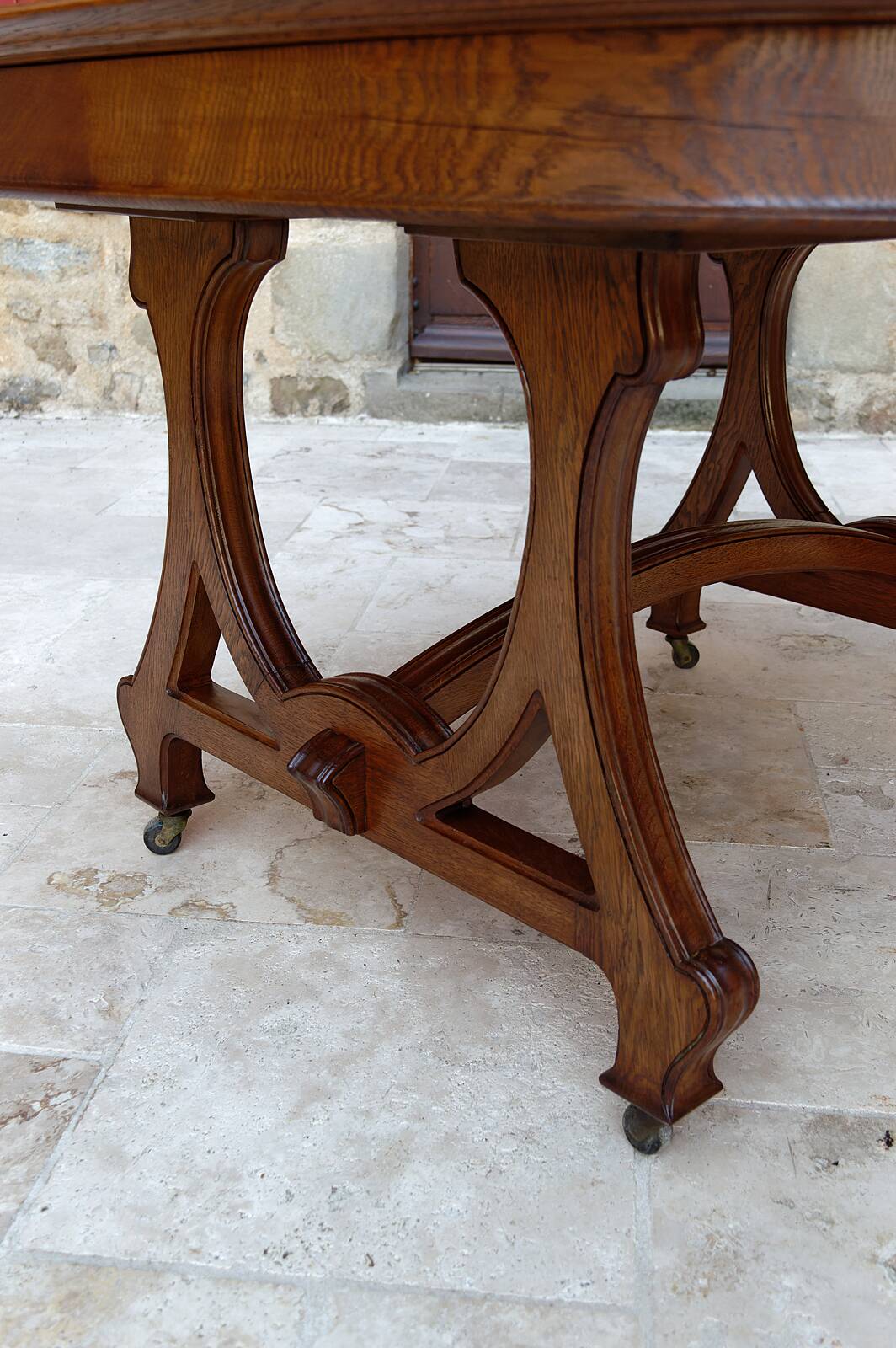 Dining room table by Maison Krieger, Art Nouveau, circa 1900, in solid oak
