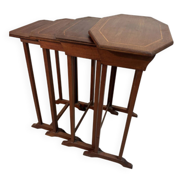 Quatre tables gigognes à plateaux polygonaux et filets décoratifs