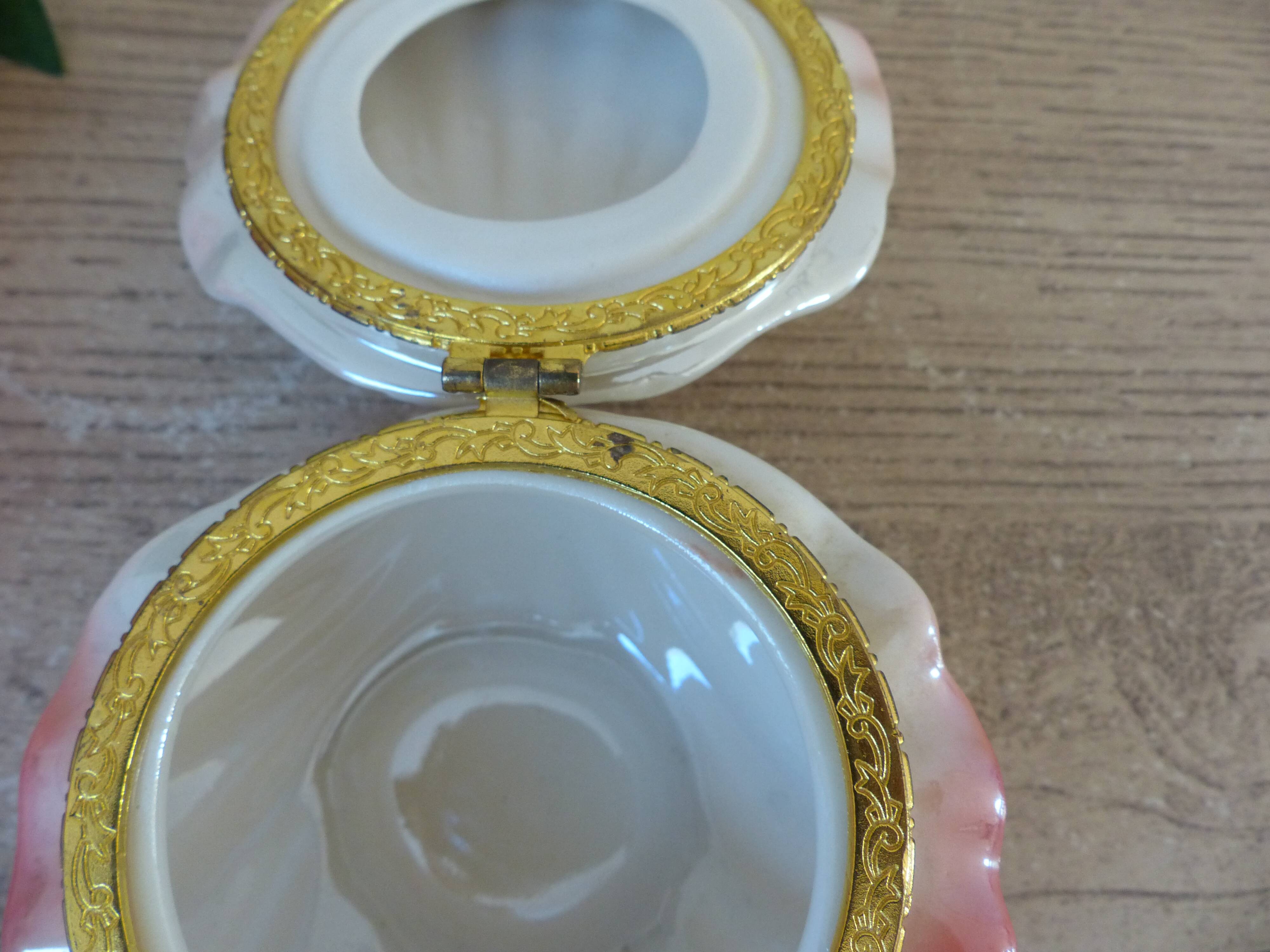 Vintage shell-shaped catchall in iridescent cream and pink ceramic.
