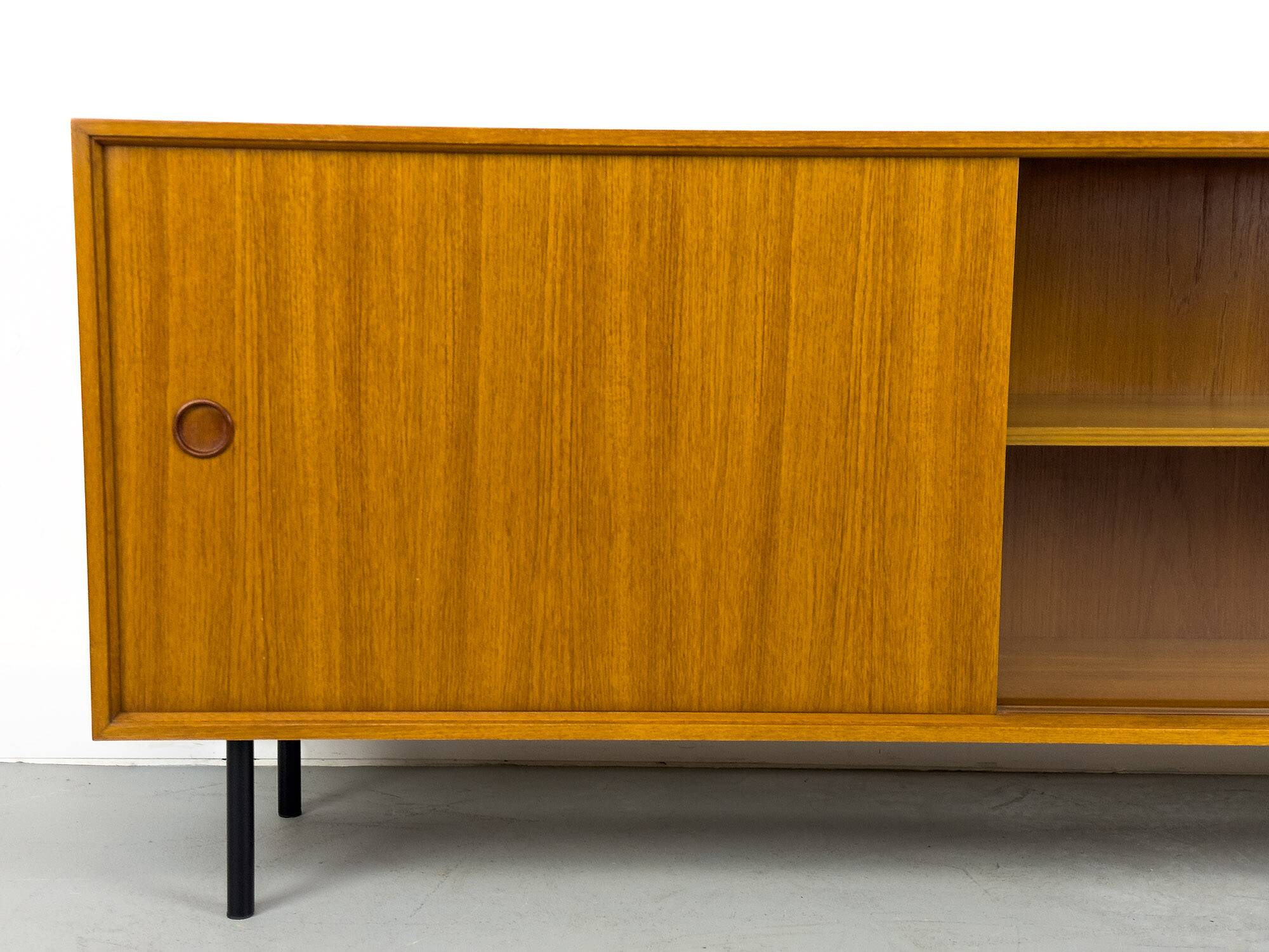 Buffet vintage en teck avec portes coulissantes, 1971