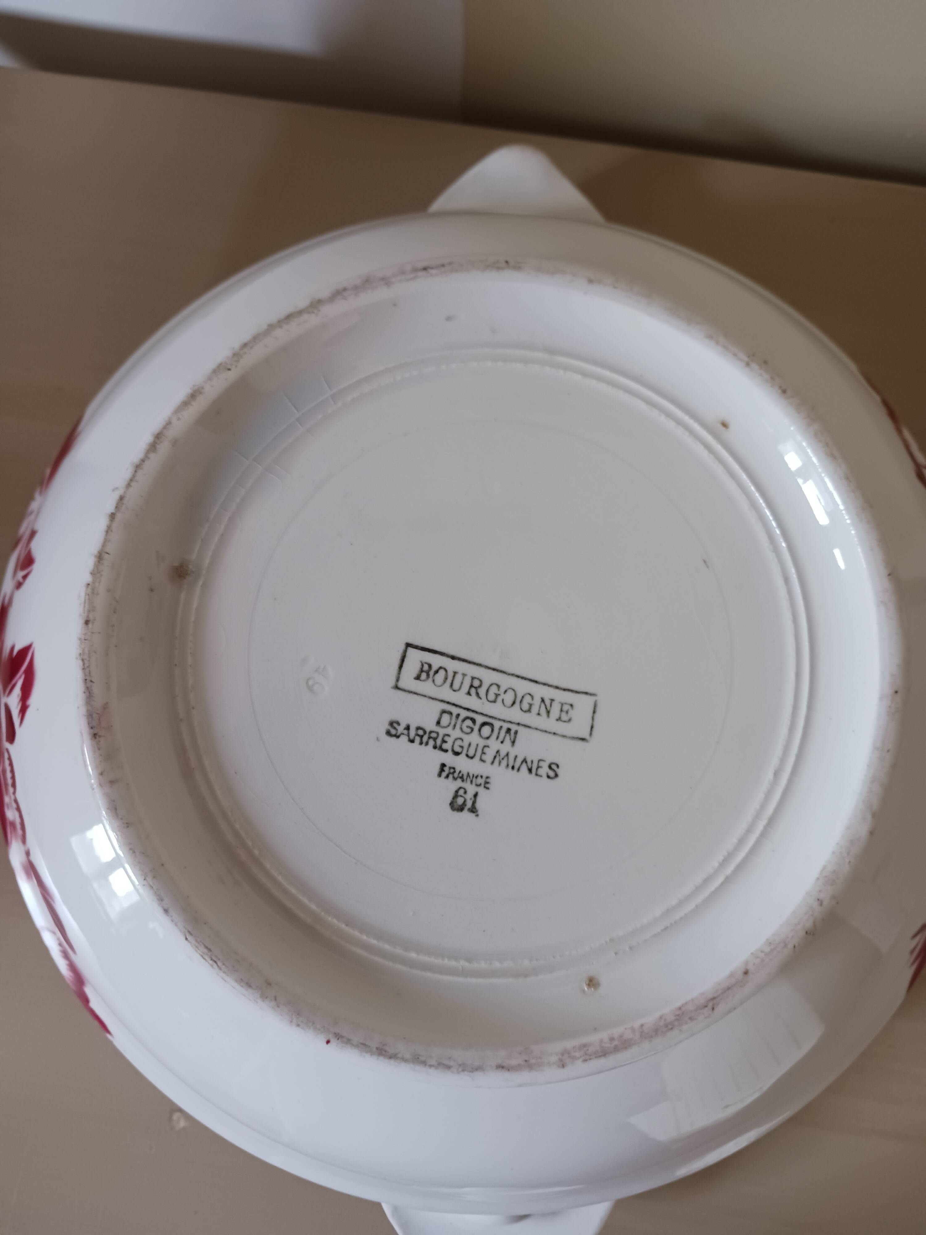 Soup tureen Digoin Sarreguemines, Burgundy model.