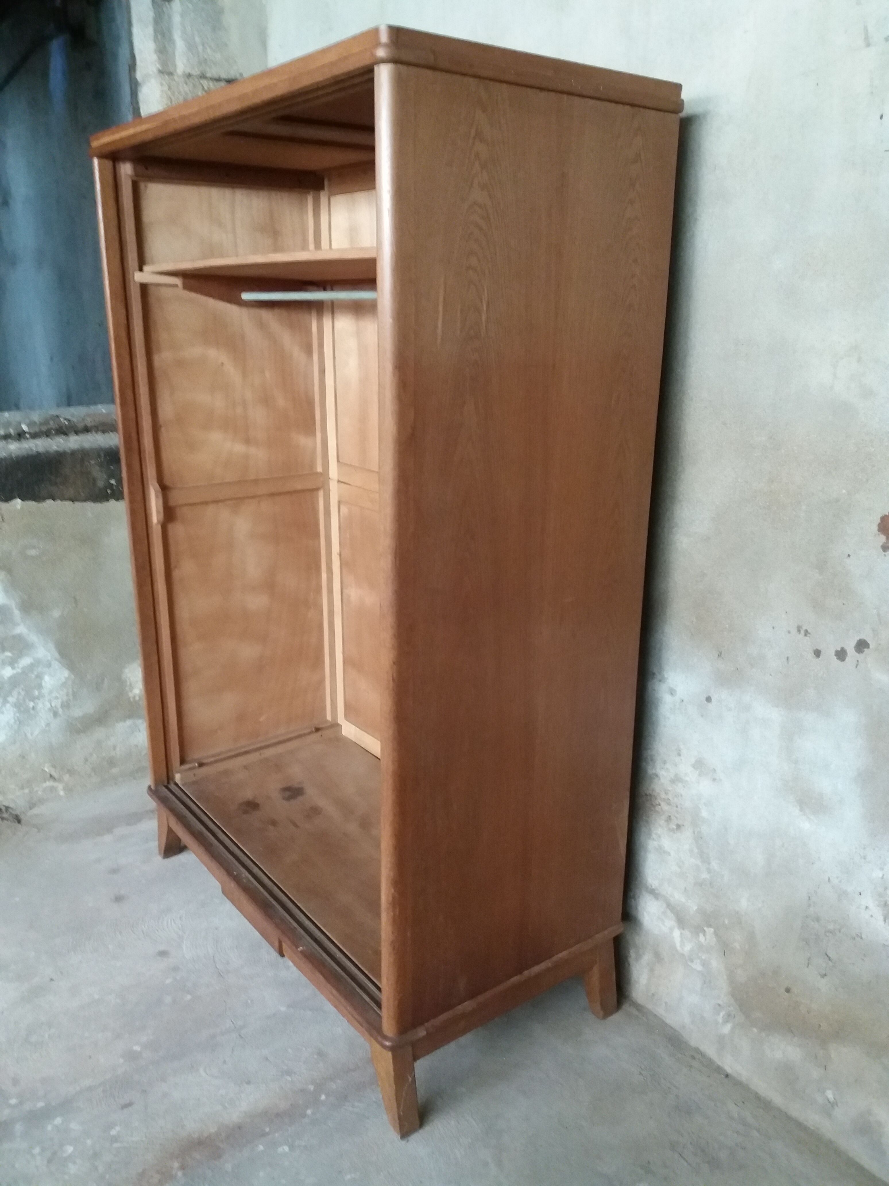 Walk in wardrobe feet compass