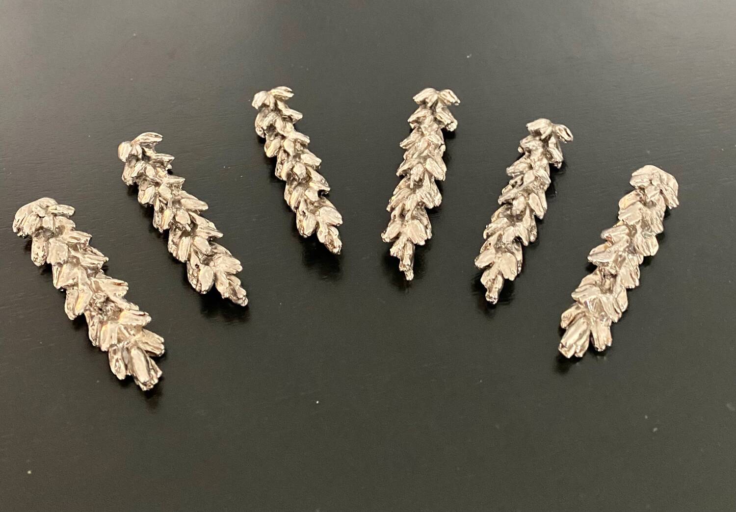 6 wheat-shaped knife holders in silver-colored metal