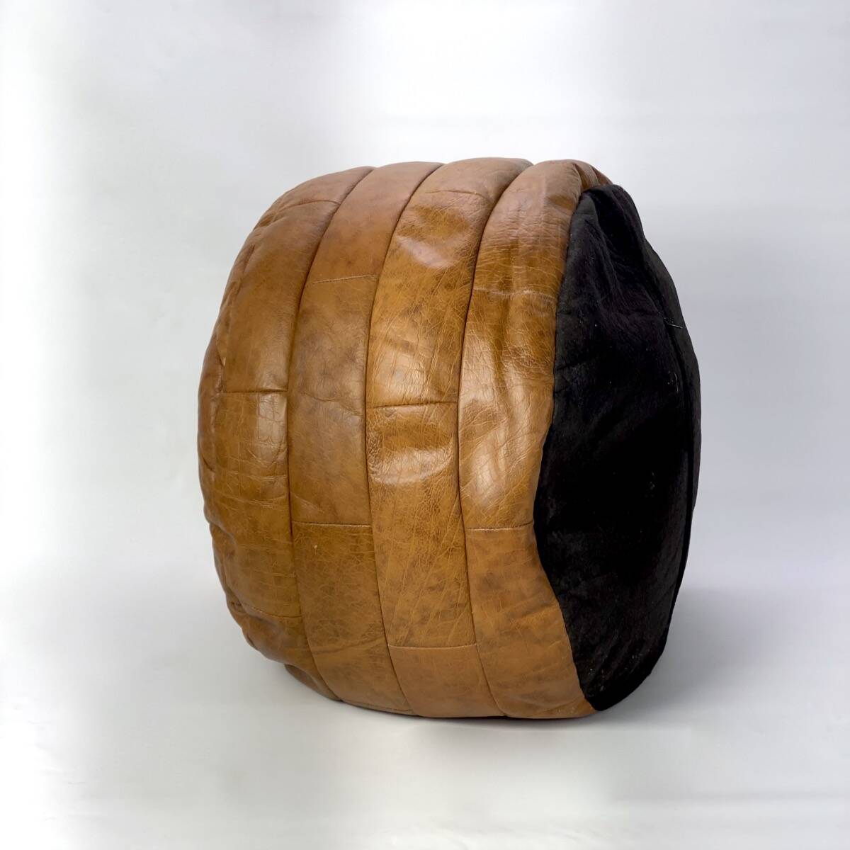 Round leather pouf De Sede from the 1970s.
