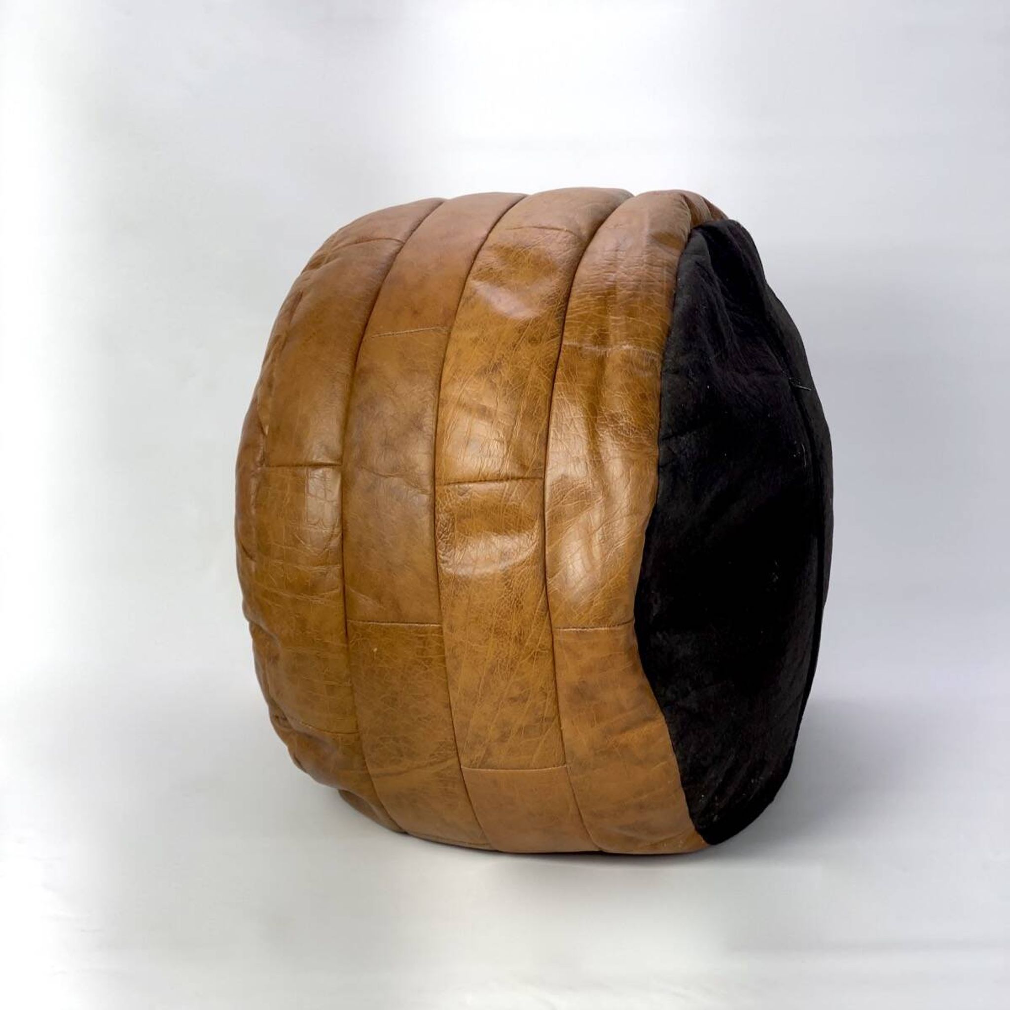 Round leather pouf De Sede from the 1970s.