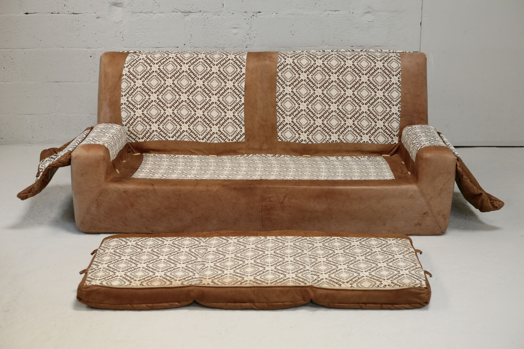 Cinna sofa. Circa 1970. Foam and "caramel" leather. 3 seats.