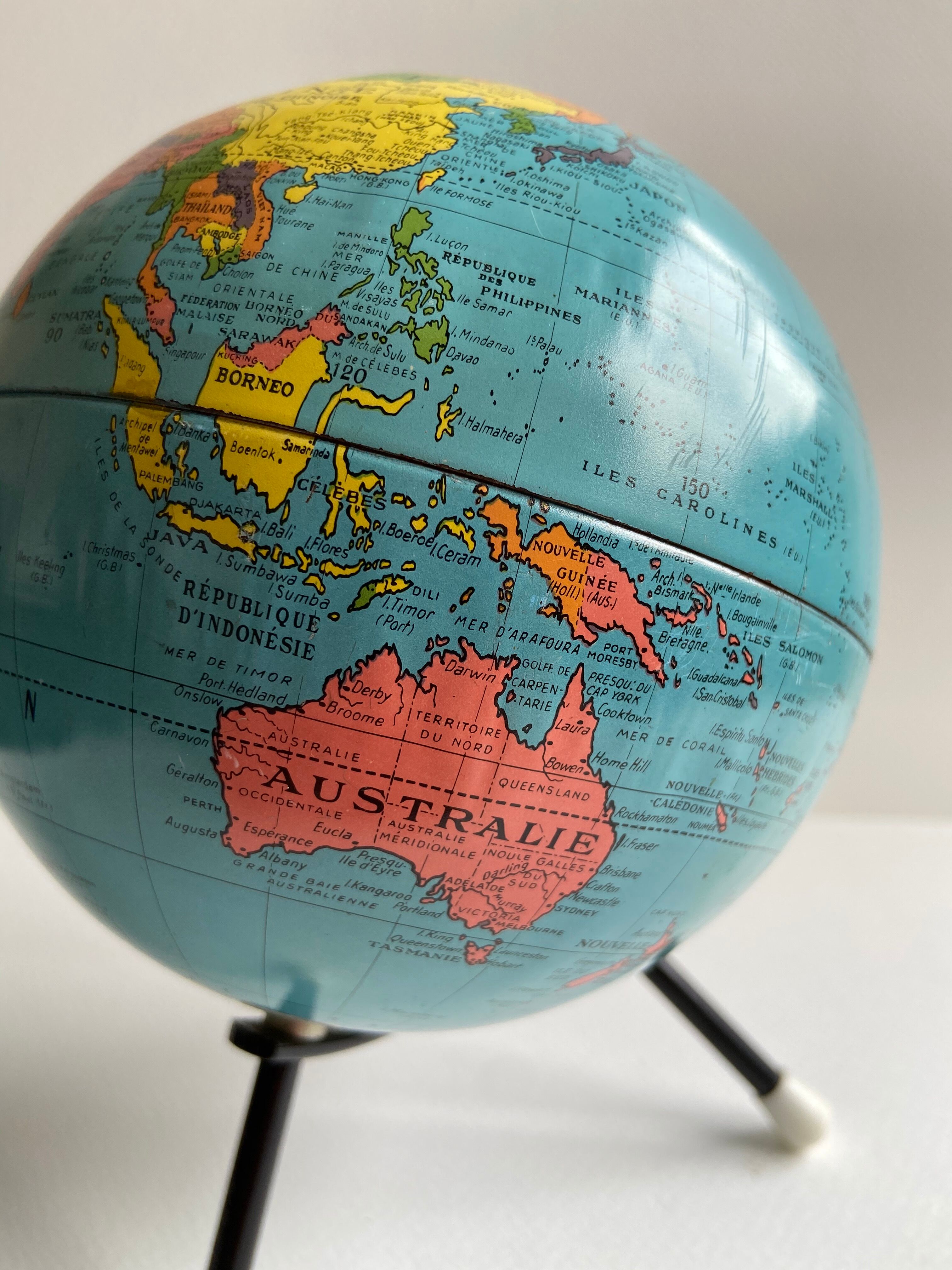 Mappemonde en métal